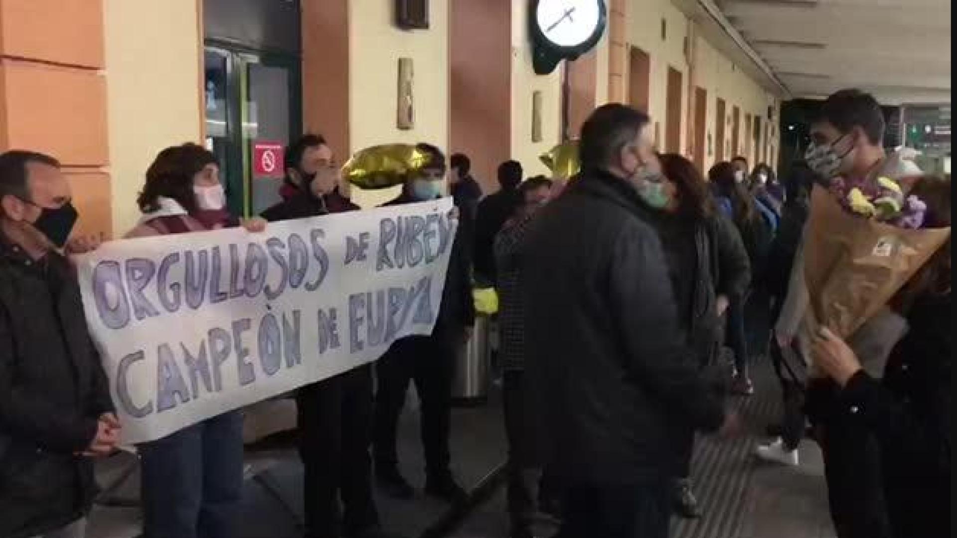 Recibimiento al atleta Rubén Pascual a su llegada a Pamplona
