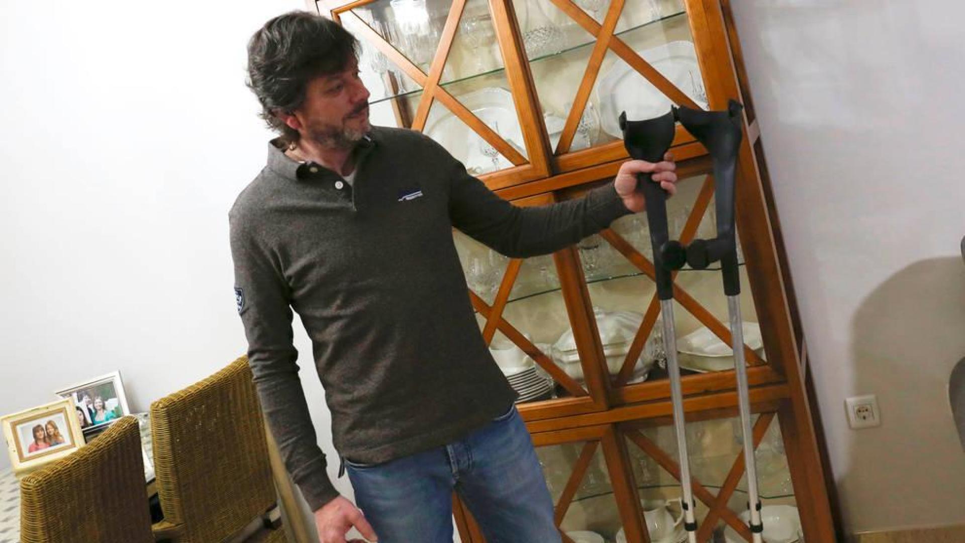 Goyo Hernández muestra las muletas con el sistema de imanes que ha diseñado para que no se caigan.