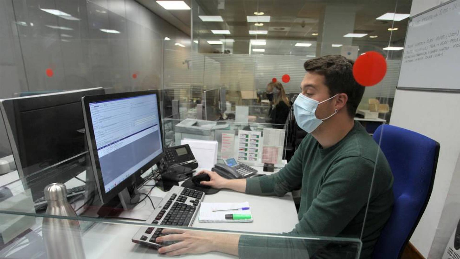 Una quincena de voces para contestar las 800.000 llamadas al 010