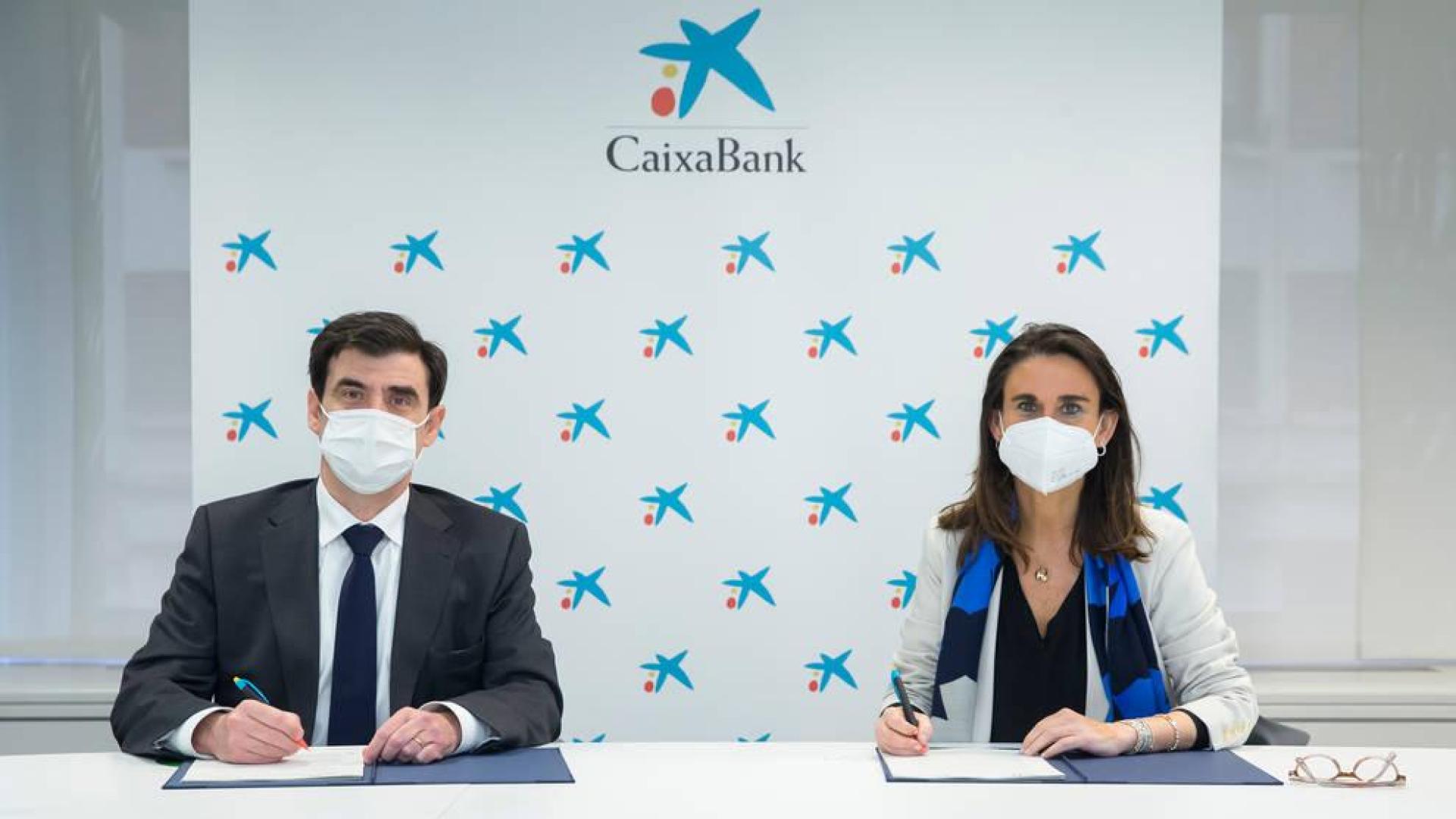 Ignacio Ugalde, presidente de ANEL, e Isabel Moreno, directora territorial Ebro de CaixaBank, en la firma del convenio.