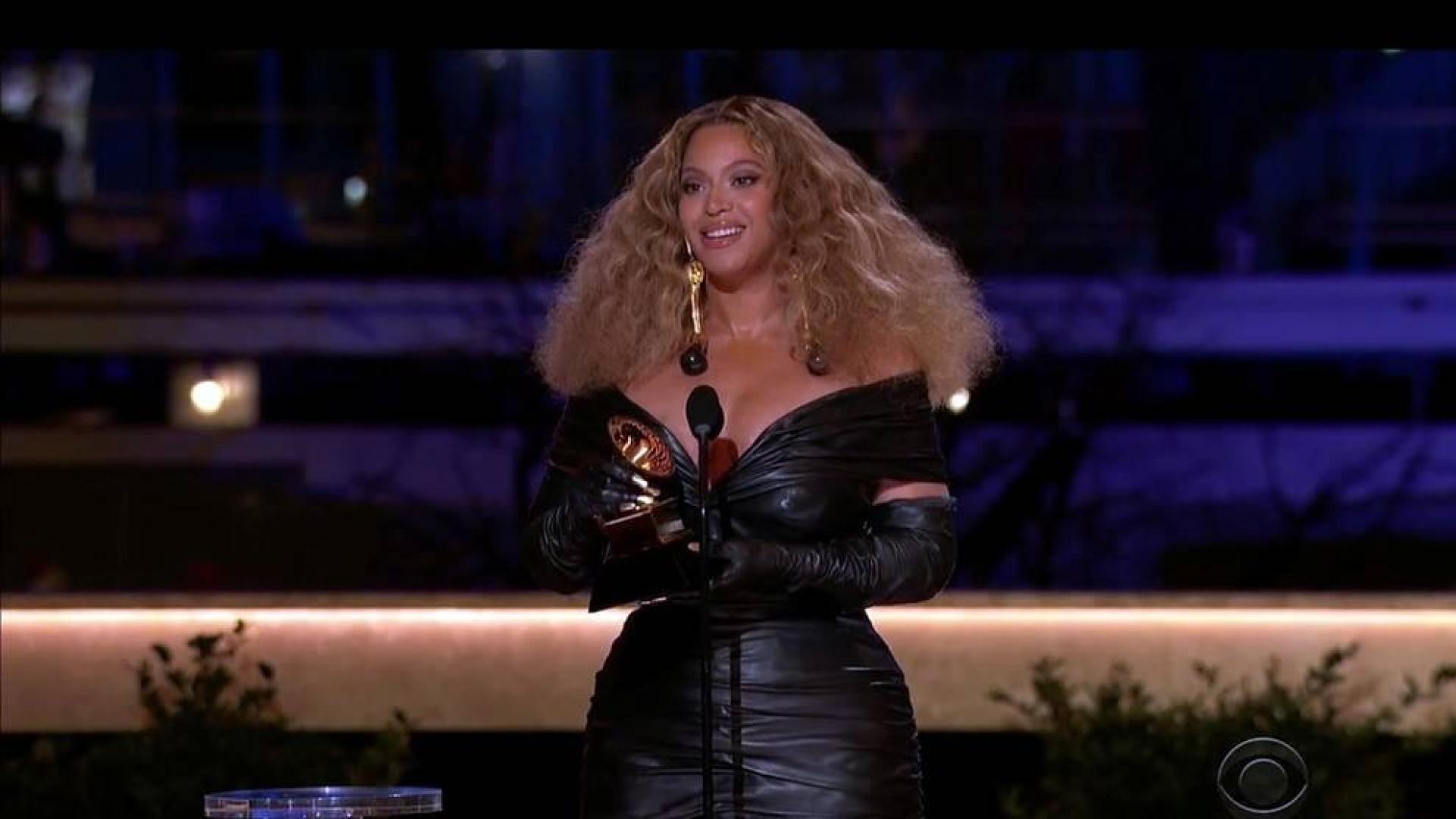 Los Grammy evitaron recrear una gala de grandes dimensiones y apostaron por reinventarse con un formato reducido que cedió todo el protagonismo a la música.