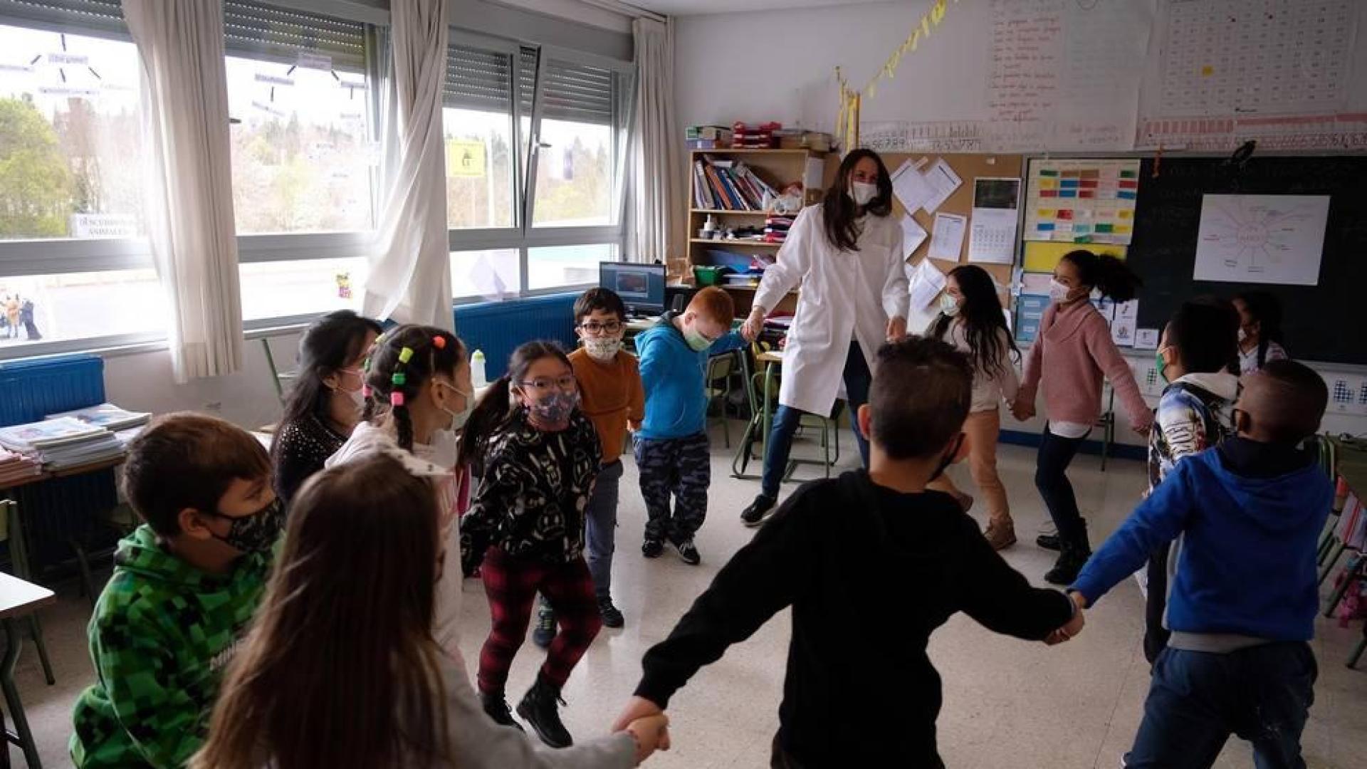 Algunos padres y madres de la Apyma aparecieron en el patio. Se organizaron estratégicamente en pequeños grupos, frente a los ventanales de las clases, y desplegaron dos pancartas para agradecer a los niños su comportamiento durante la pandemia de coronavirus