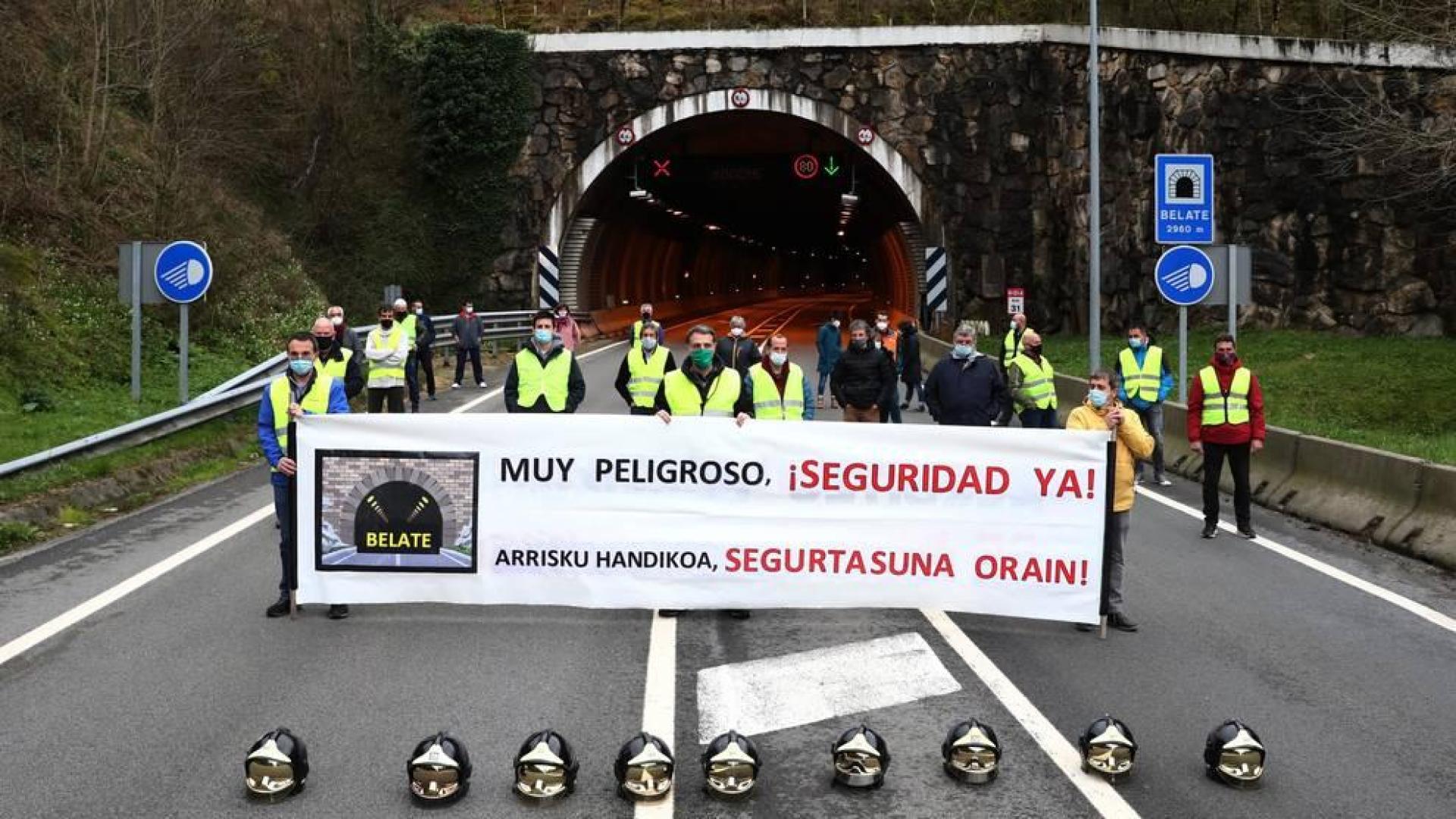 Corte simbólico de la N-121-A para exigir medidas que garanticen la seguridad
