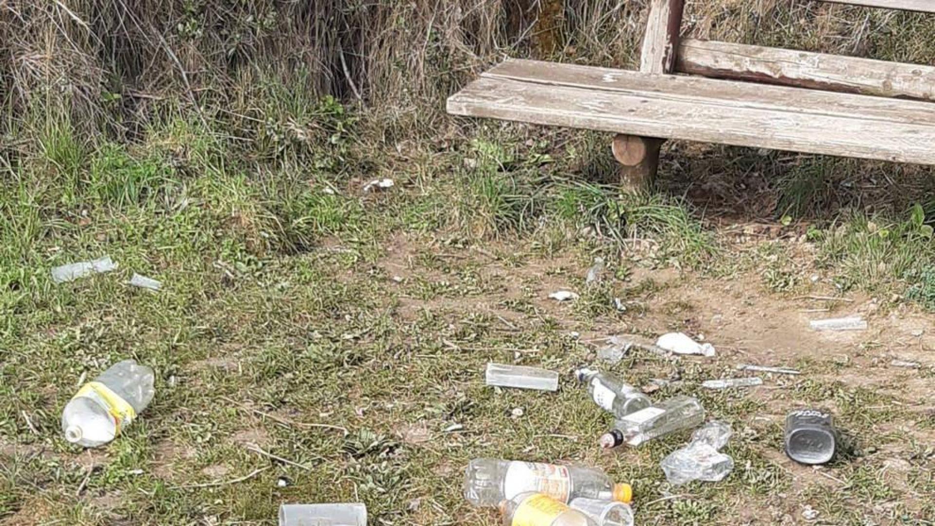 Estado en el que quedó el monte Oihana-Miravalles tras un botellón.