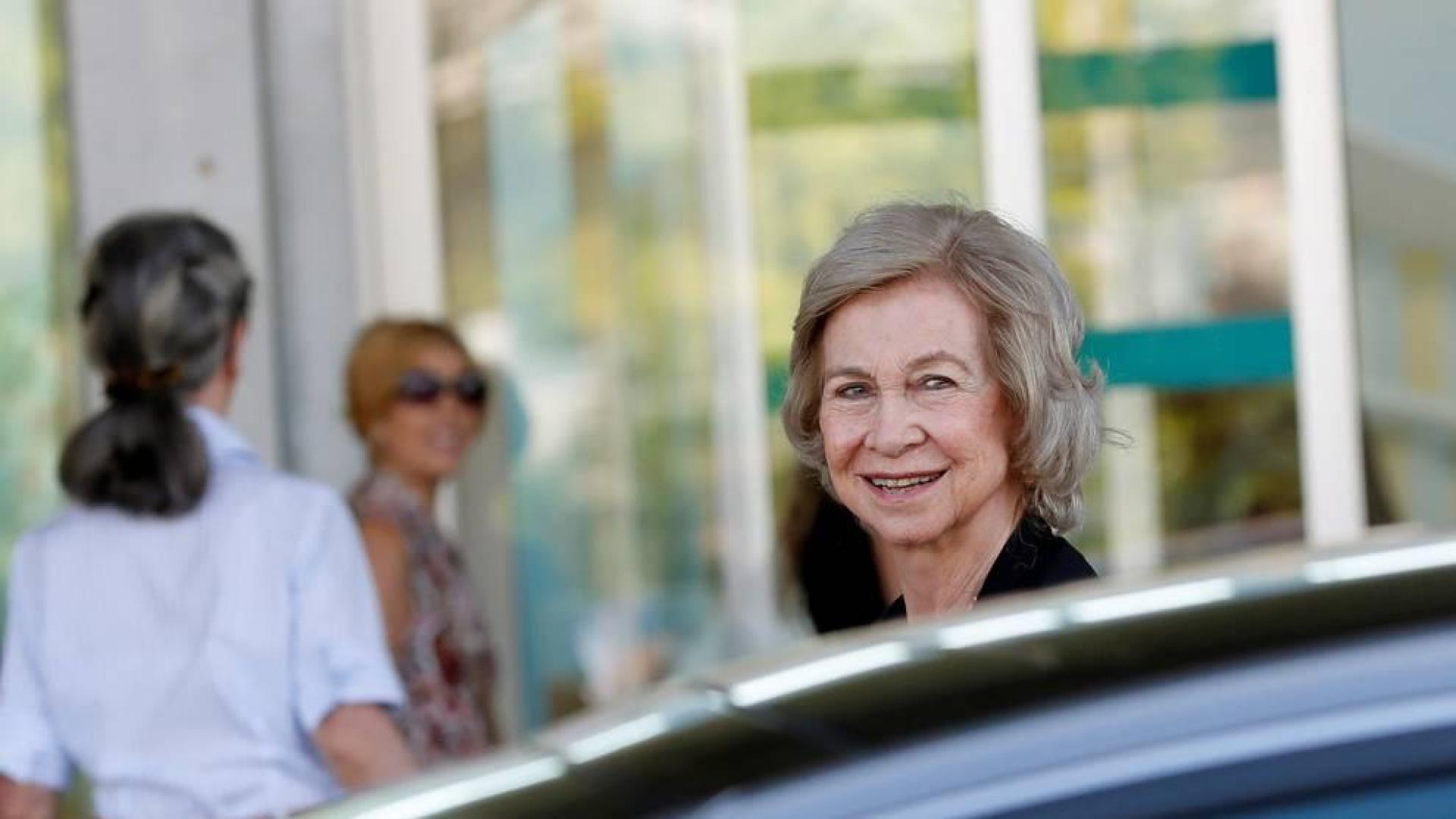 Doña Sofía llega al hospital a visitar al rey Juan Carlos