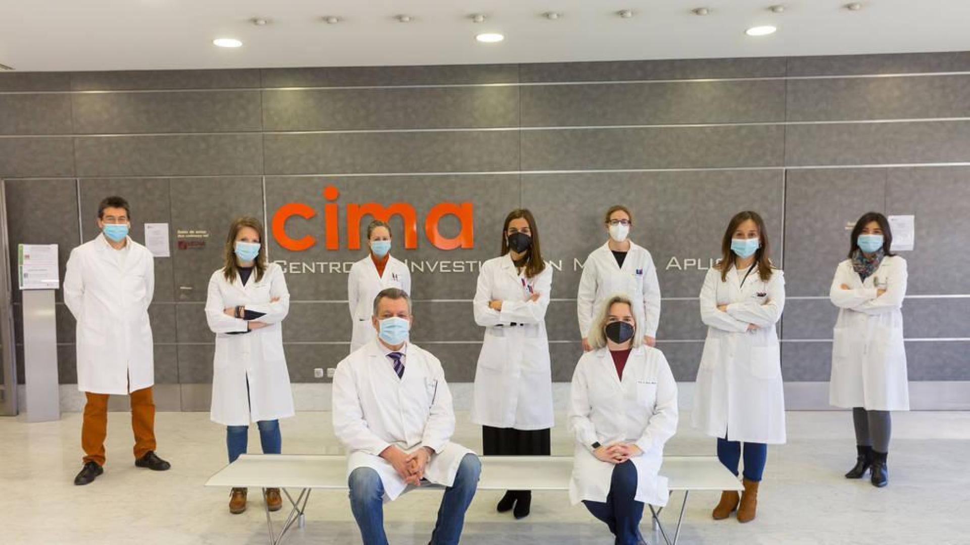Los doctores Javier Díez y Arantxa González (en el centro) con su equipo del Cima Universidad de Navarra.