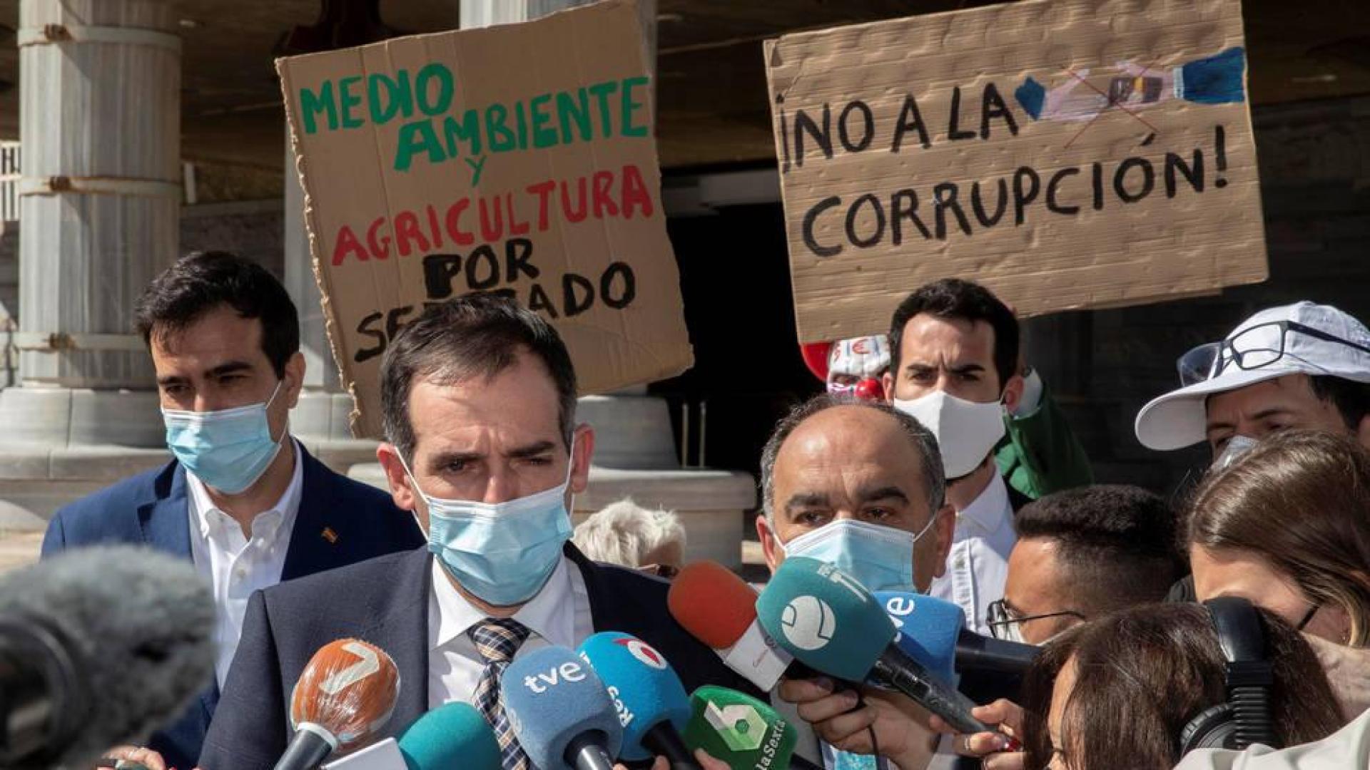 Juan José Liarte (2i), acompañado de Franciso Carrera (d), anuncian a la prensa que van a votar en contra de la moción de censura en la Asamblea Regional de Murcia.