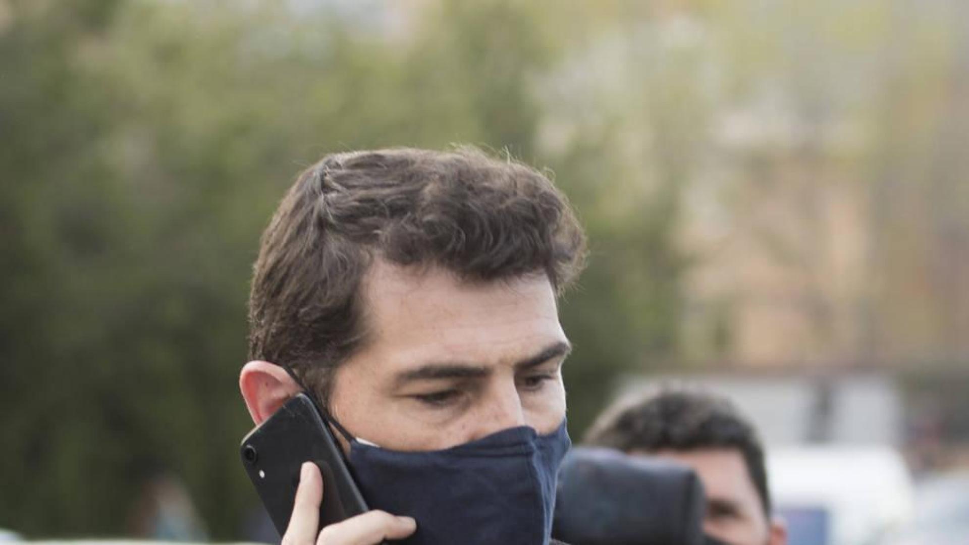 Relacionan a Casillas con una cantante, que lo desmiente