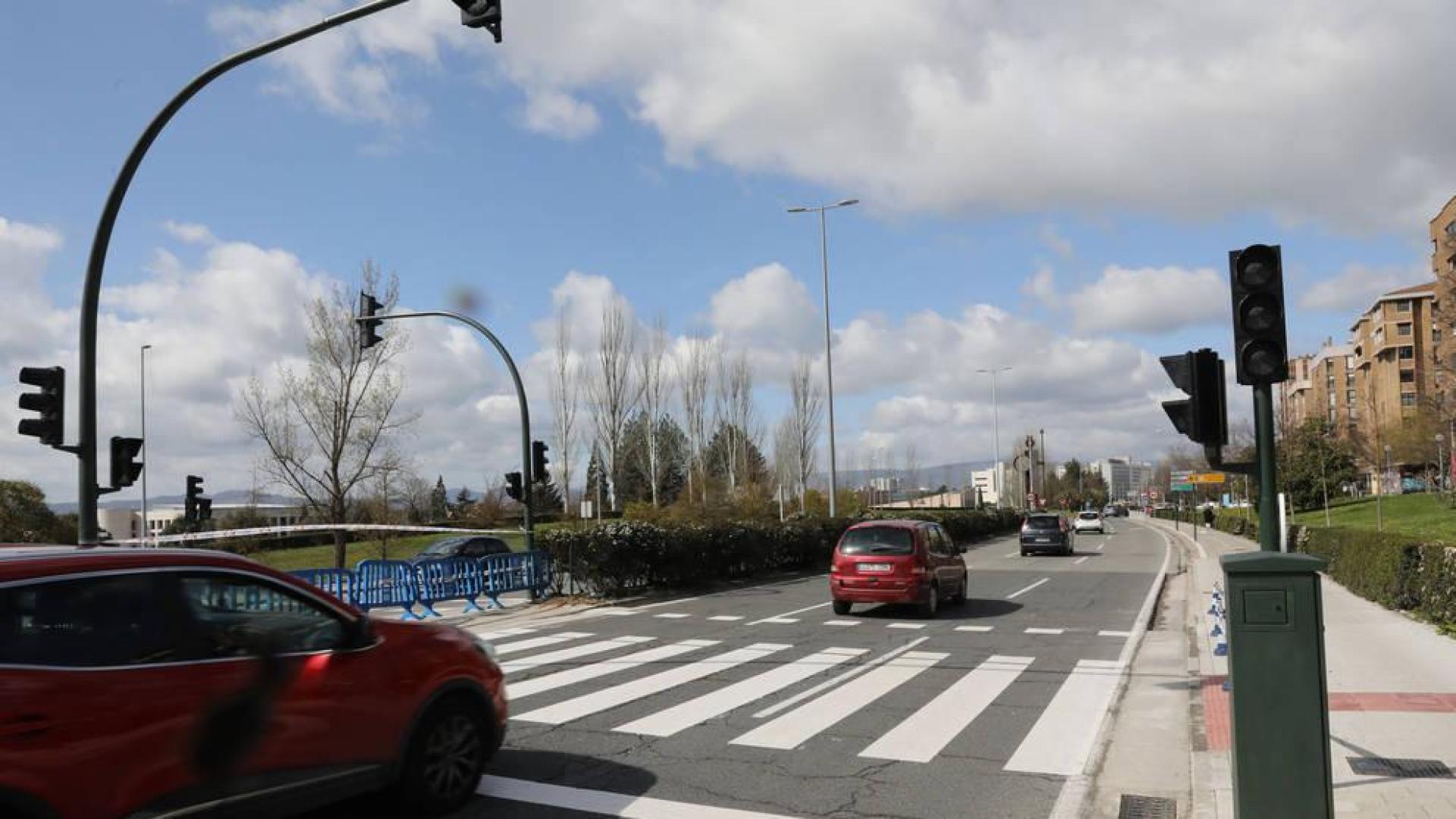 El semáforo de avenida Navarra suma un retraso de mes y medio