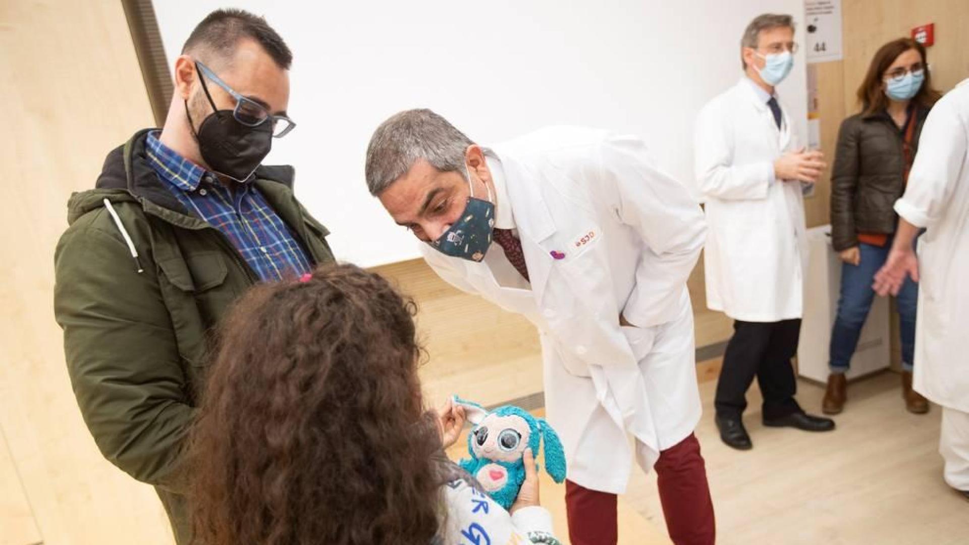 El jefe de Nefrología del hospital Sant Joan de Déu, Álvaro Madrid (d), conversa con Ángel (i) y su hija Candela, la primera paciente pediátrica que ha recibido un trasplante cruzado de riñón de grupo sanguíneo incompatible.