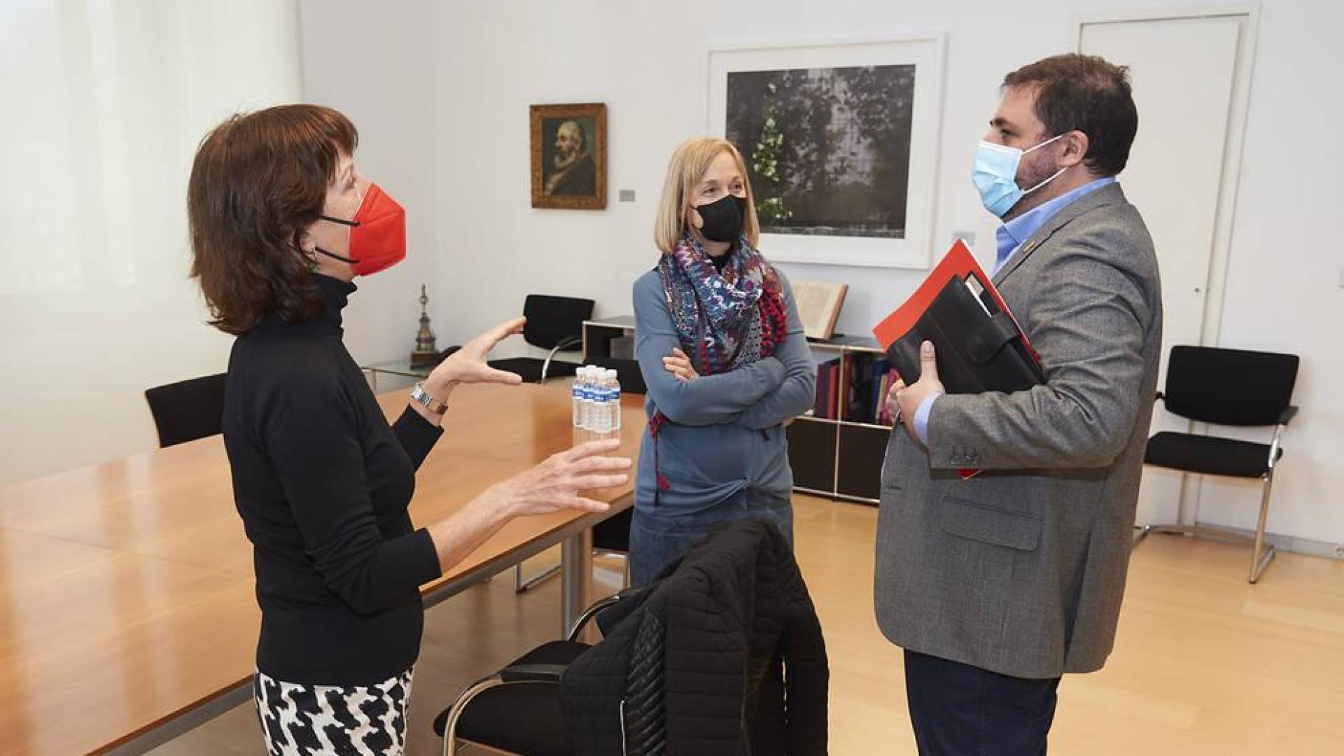 Representantes de la Fundación ATENA acuden al Parlamento de Navarra