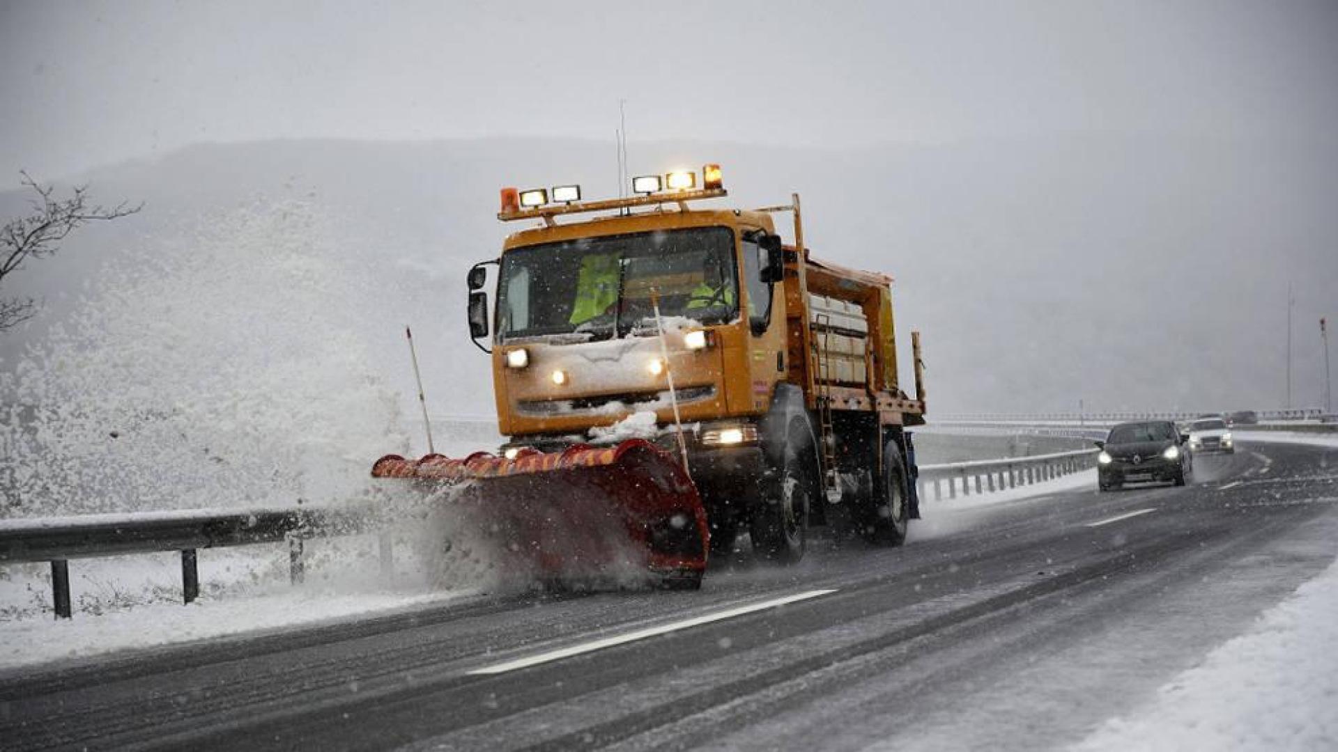 Rescatadas 10 personas de un autobús en peligro de caer a un río tras patinar por la nieve