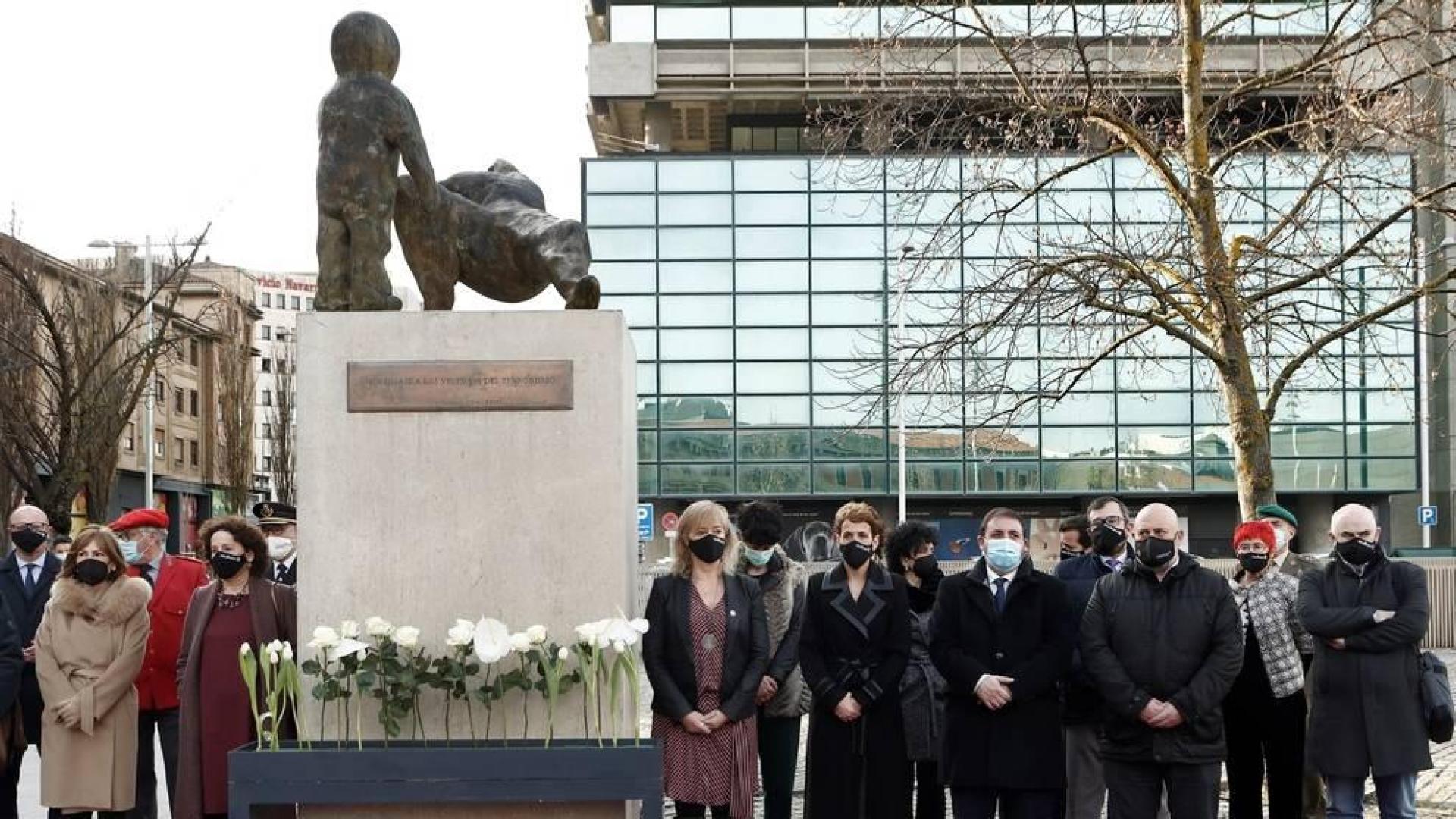 Representantes de las principales instituciones navarras, en el Día Europeo de las Víctimas del Terrorismo, han rendido homenaje a las víctimas con una ofrenda floral en Pamplona en la que además de rechazar la violencia se ha abogado por defender la dignidad y la memoria de las víctimas.