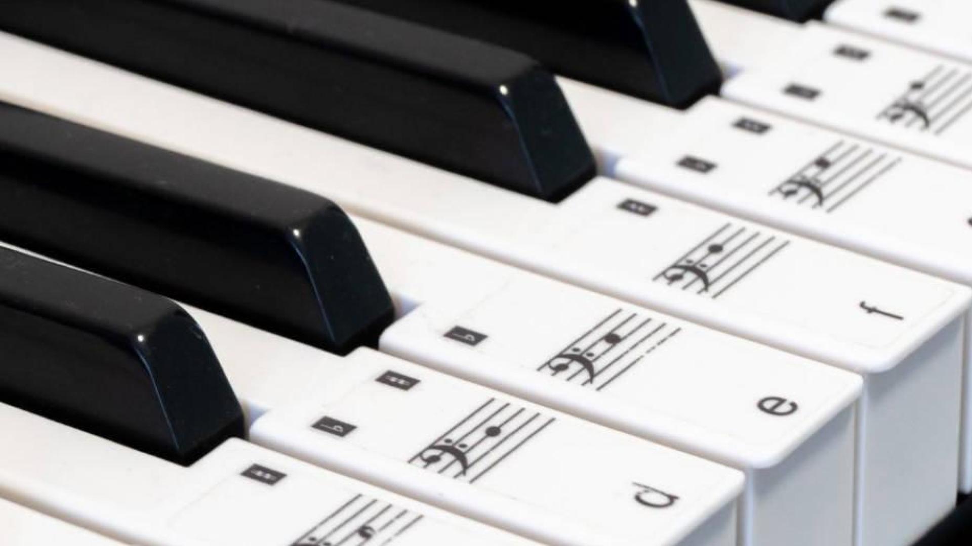 Ilustración sobre un piano.