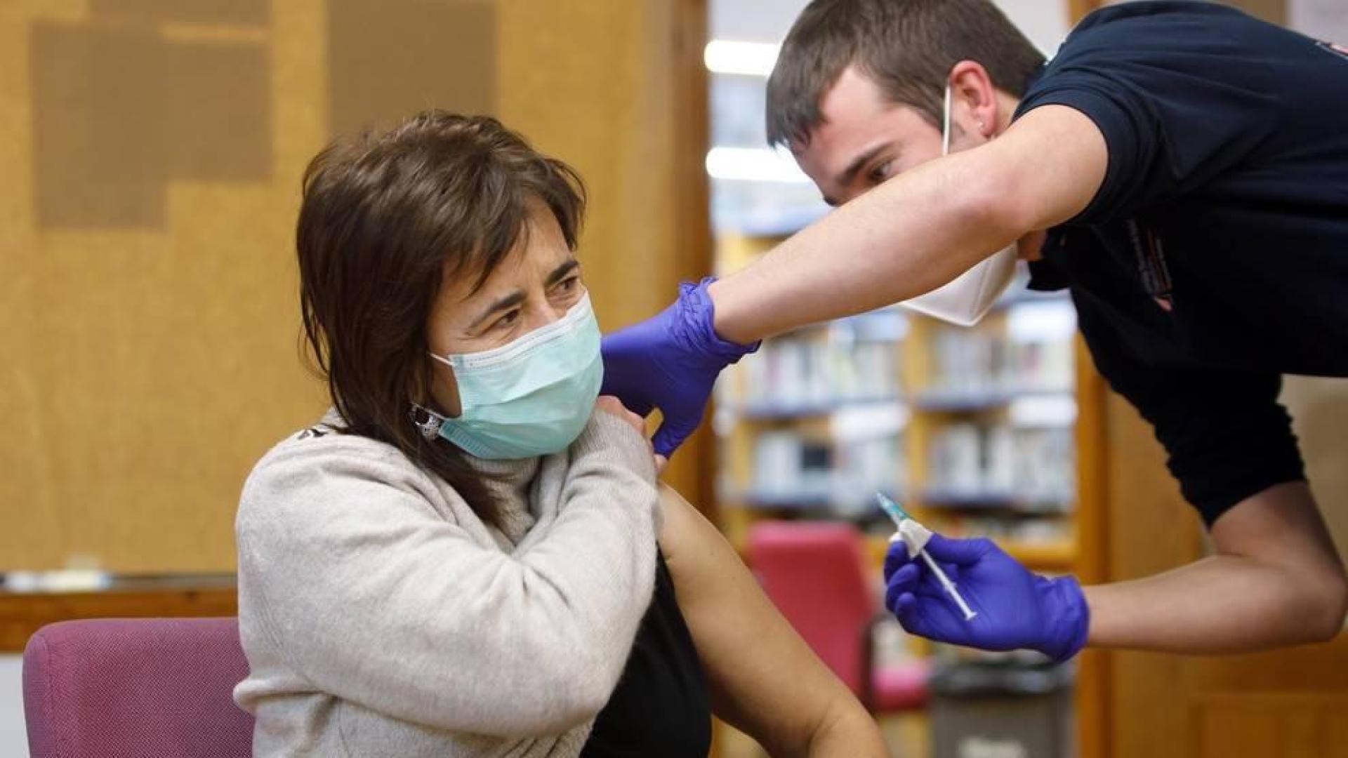 Navarra comienza la vacunación a los profesionales sanitarios y a grandes dependientes en Etxarri-Aranatz y Alsasua.