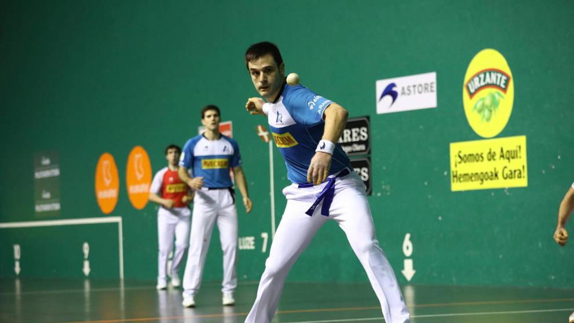 Daniel Elezkano le suelta a la pelota en presencia de José Javier Zabaleta y Aranguren en Gernika.