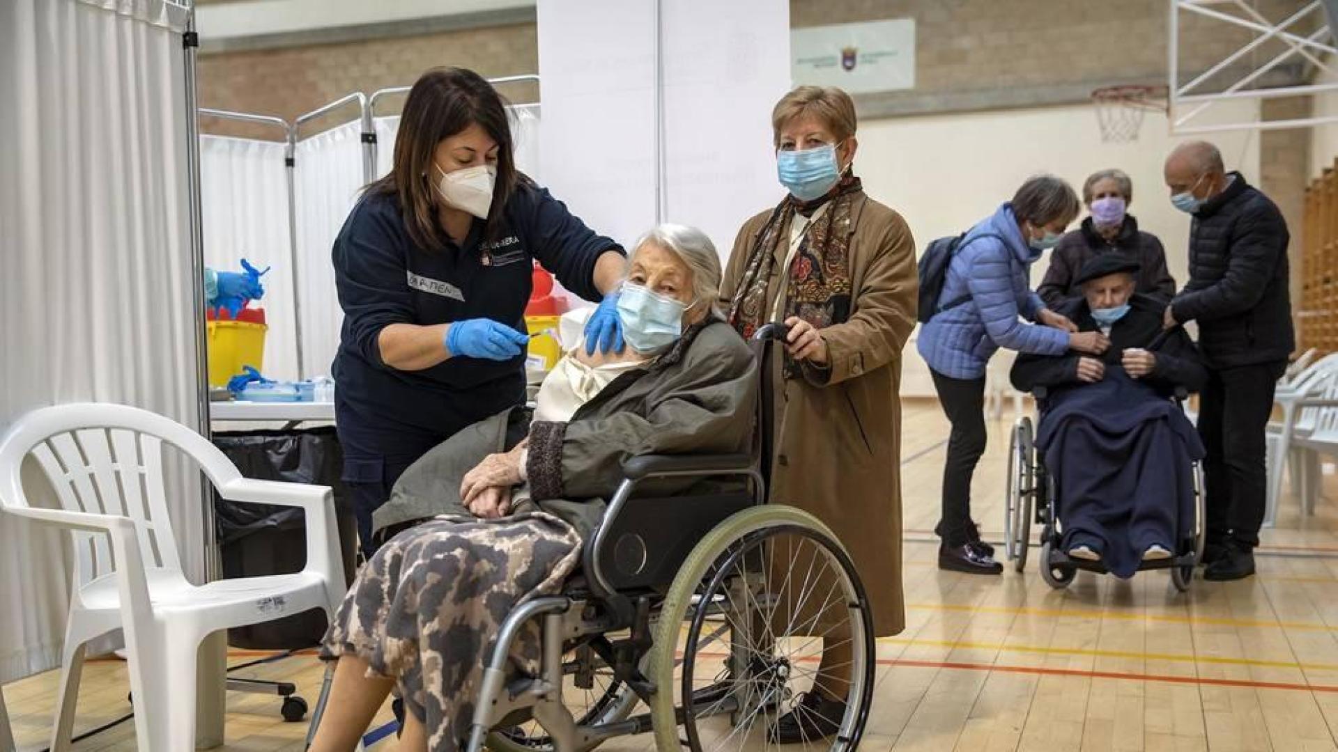 Fotos del inicio de la vacunación a mayores de 90 años en polideportivos de Pamplona.