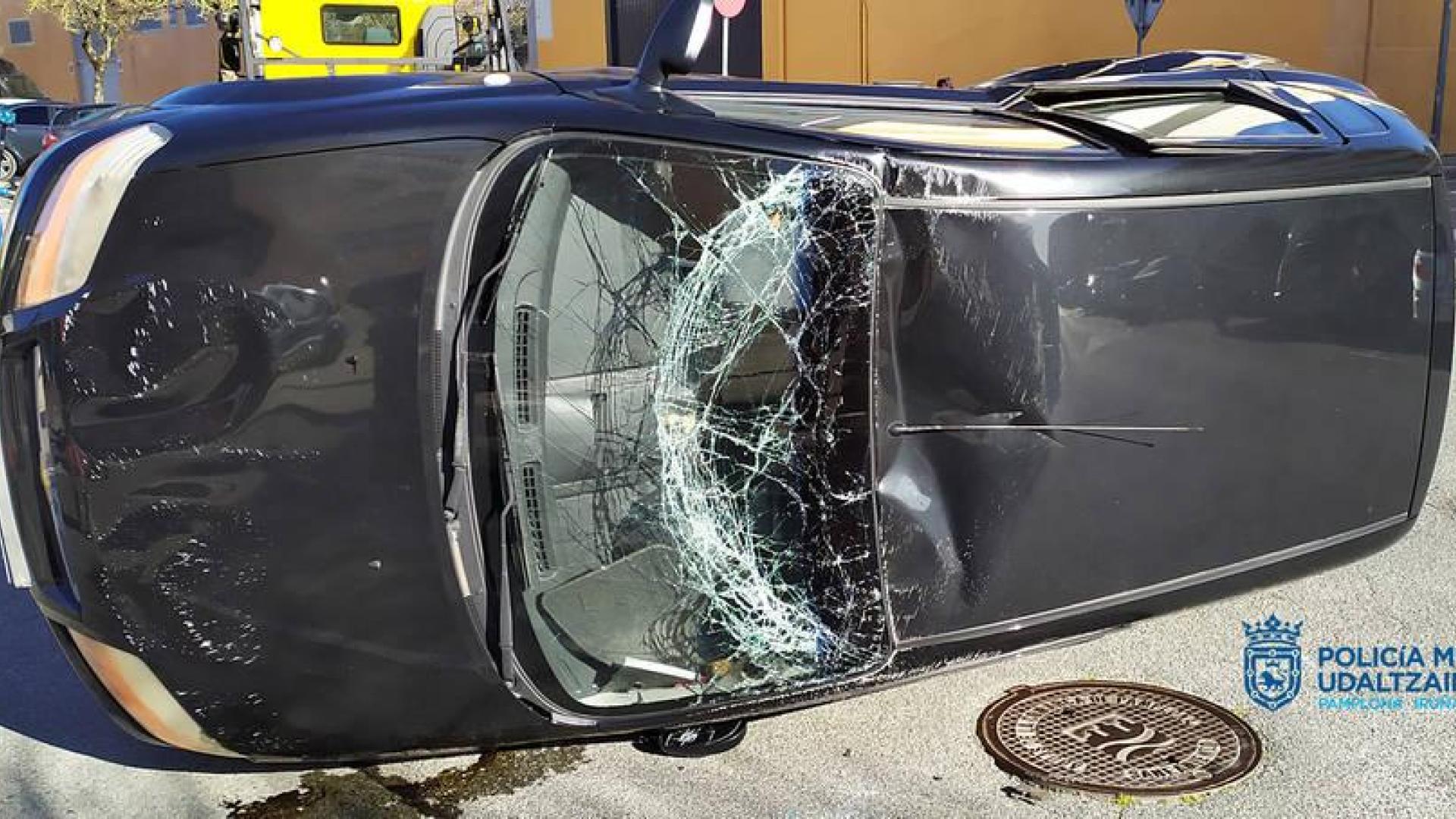 Herido leve tras sufrir un accidente y volcar con su coche en la Rochapea