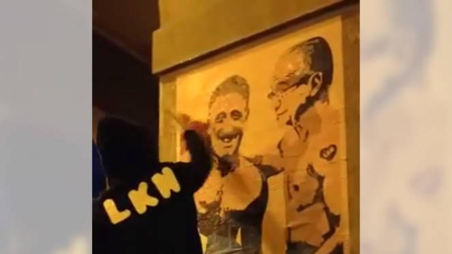 El artista LKN, colocando su nueva obra del combate entre Maya y Asiron.