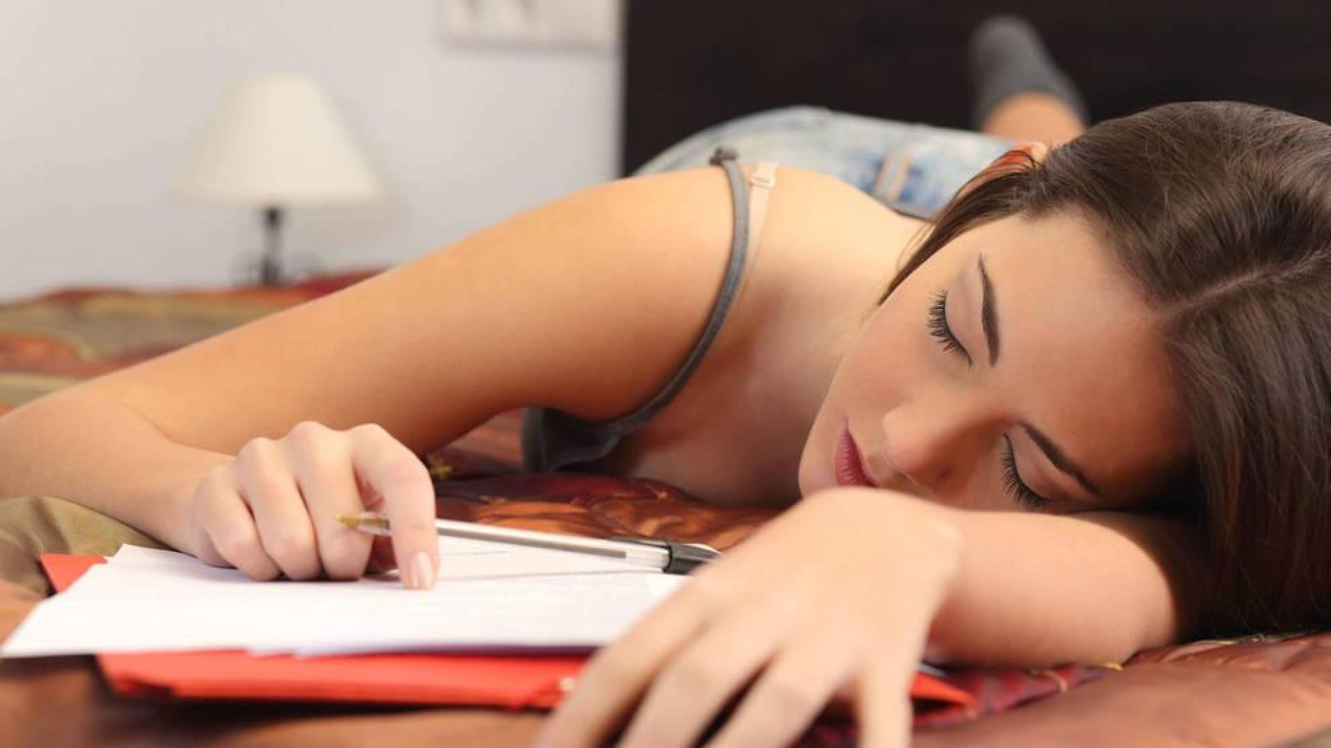 Una joven duerme.