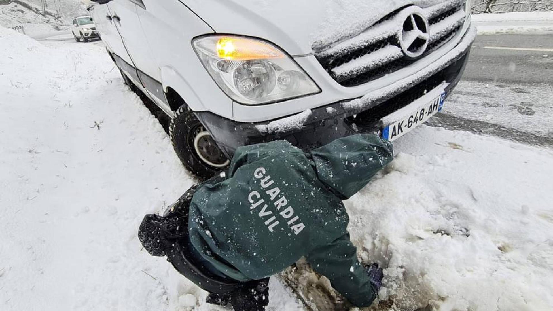 La Guardia Civil atiende varias incidencias por la nieve en Navarra