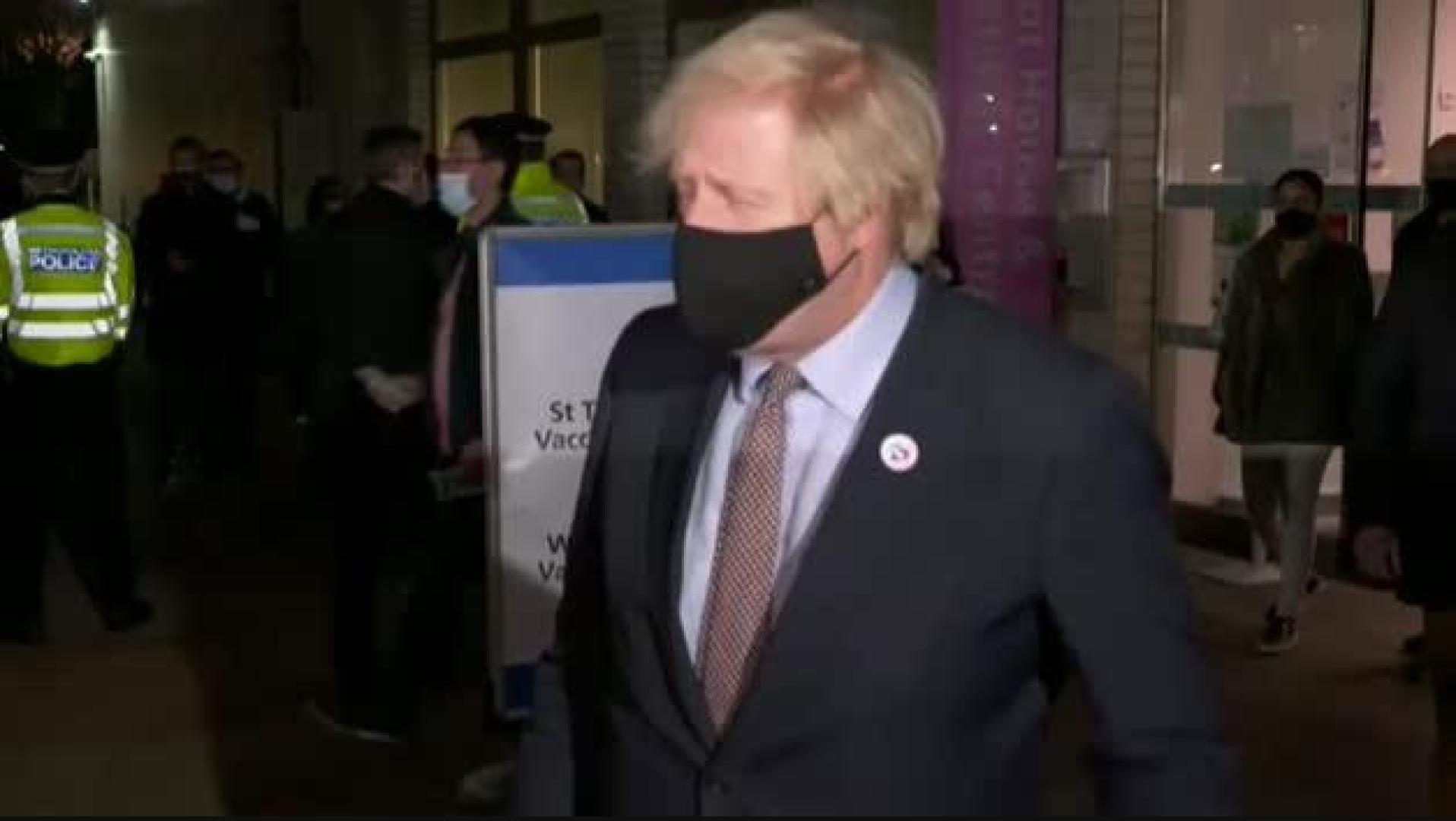 Boris Johnson recibe la vacuna de AstraZeneca para disipar dudas sobre su efectividad