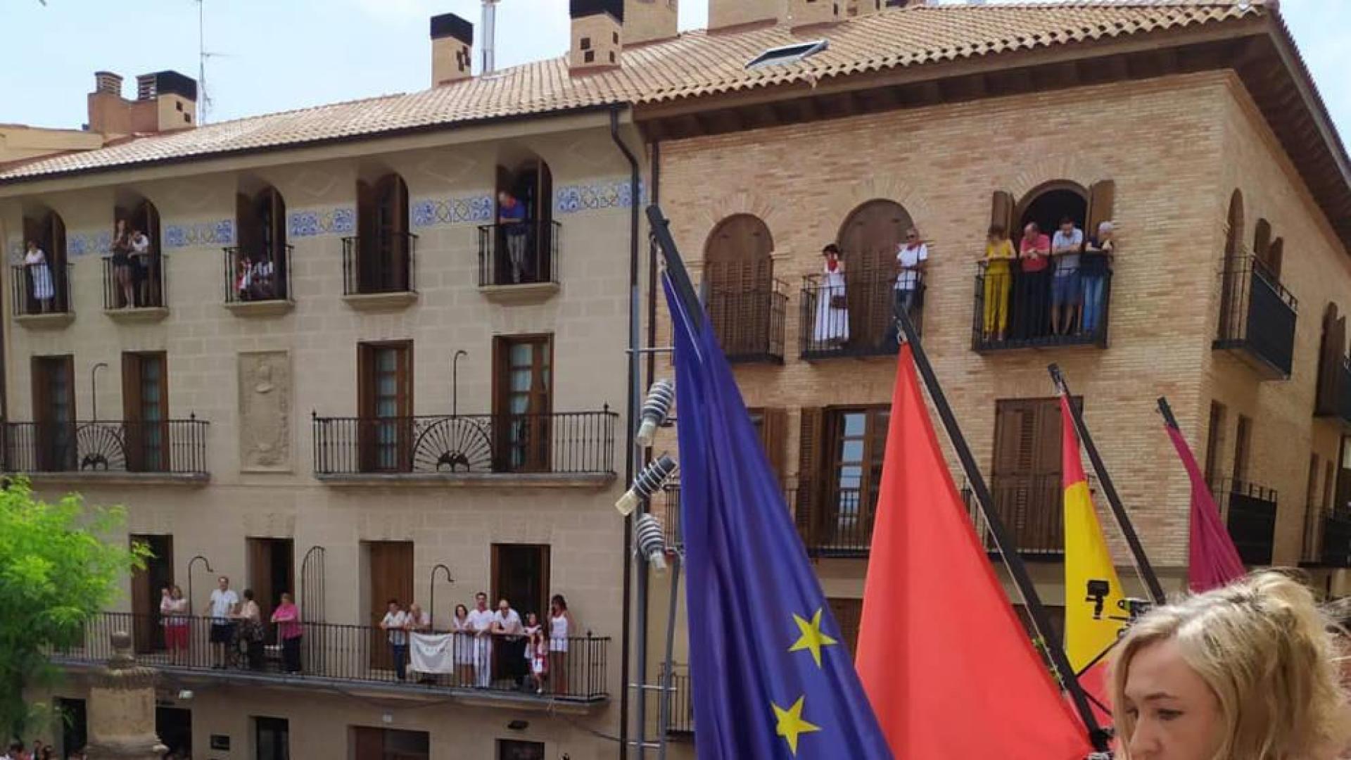 Bildu saca la ikurriña en Viana