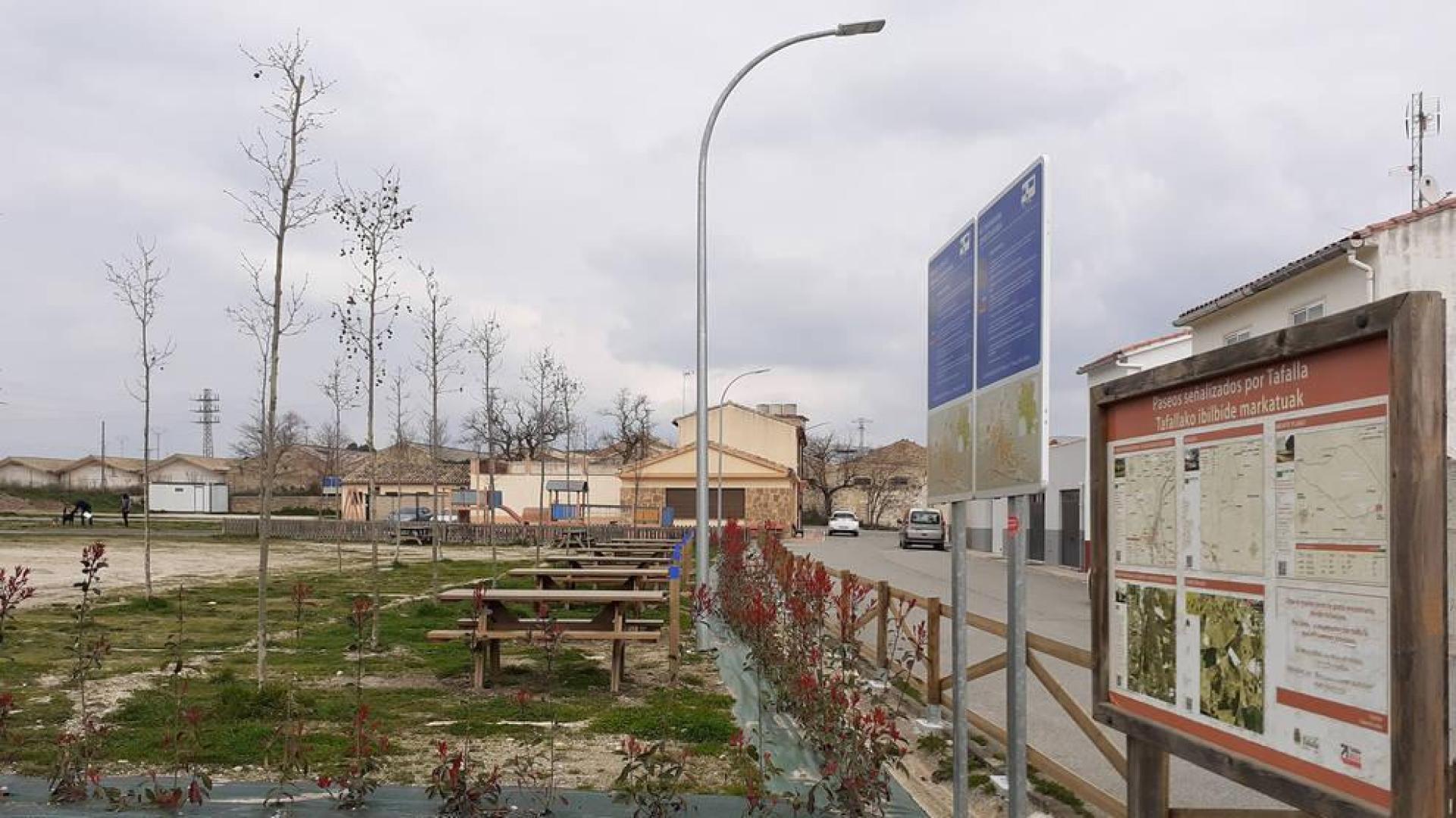 Tafalla instala mesas y bancos de madera en el área de autocaravanas