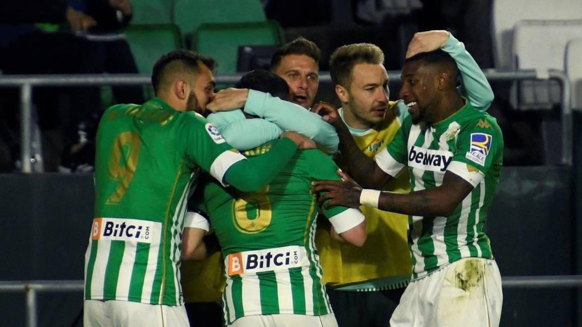 Fekir y Juanmi desatascan al Betis en la segunda parte