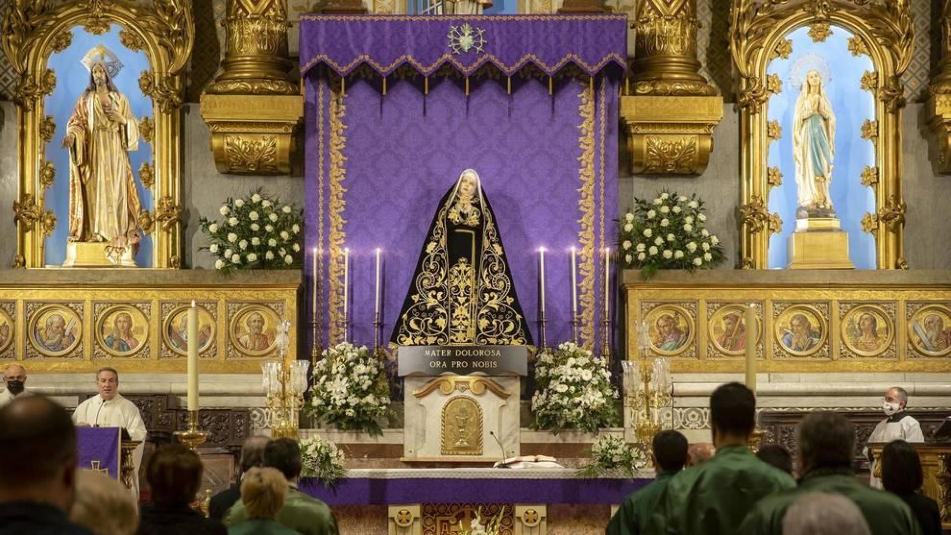 Galería de fotos de la misa celebrada en la iglesia de San Lorenzo este viernes con la Dolorosa en el altar central, en un día en el que hubiera tenido lugar su traslado a la catedral.