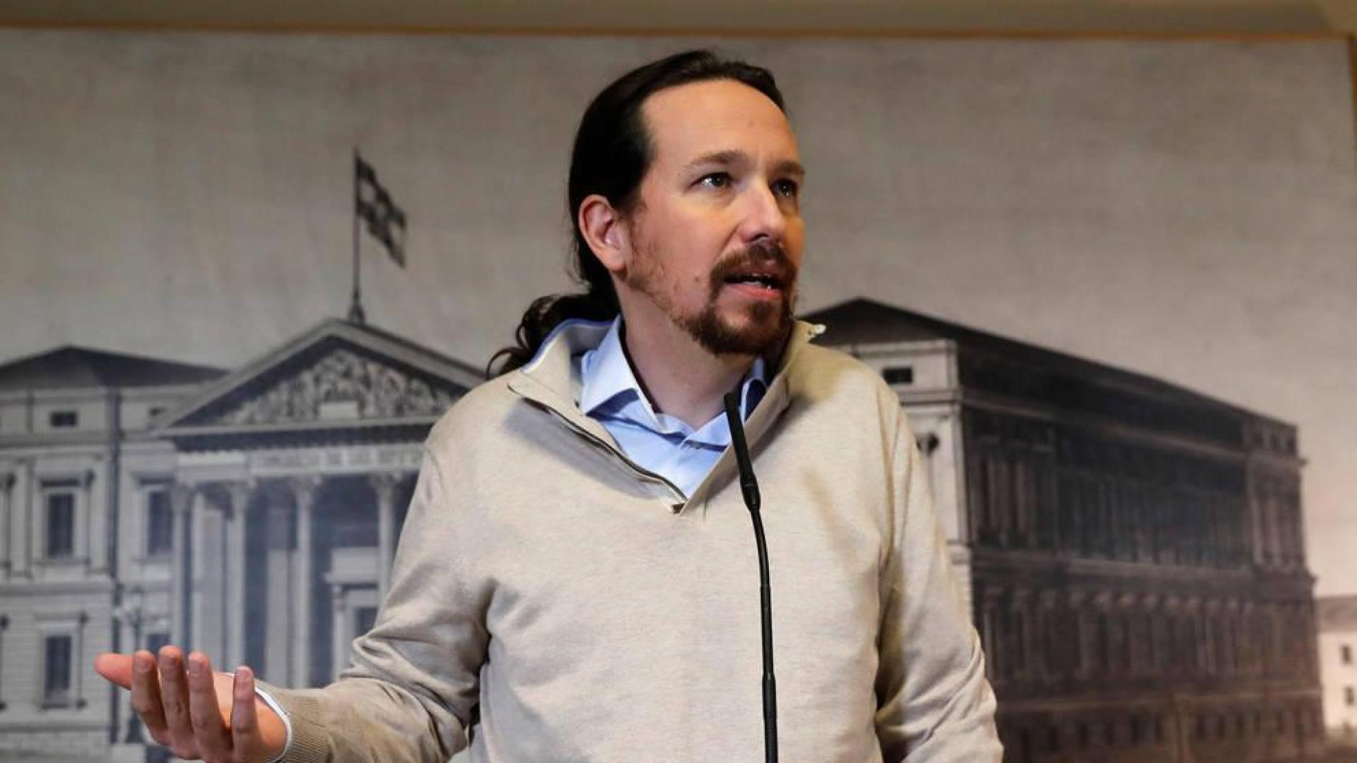 El líder de Podemos, Pablo Iglesias, durante su comparecencia ante los medios tras recoger este jueves en el Congreso el acta de diputado