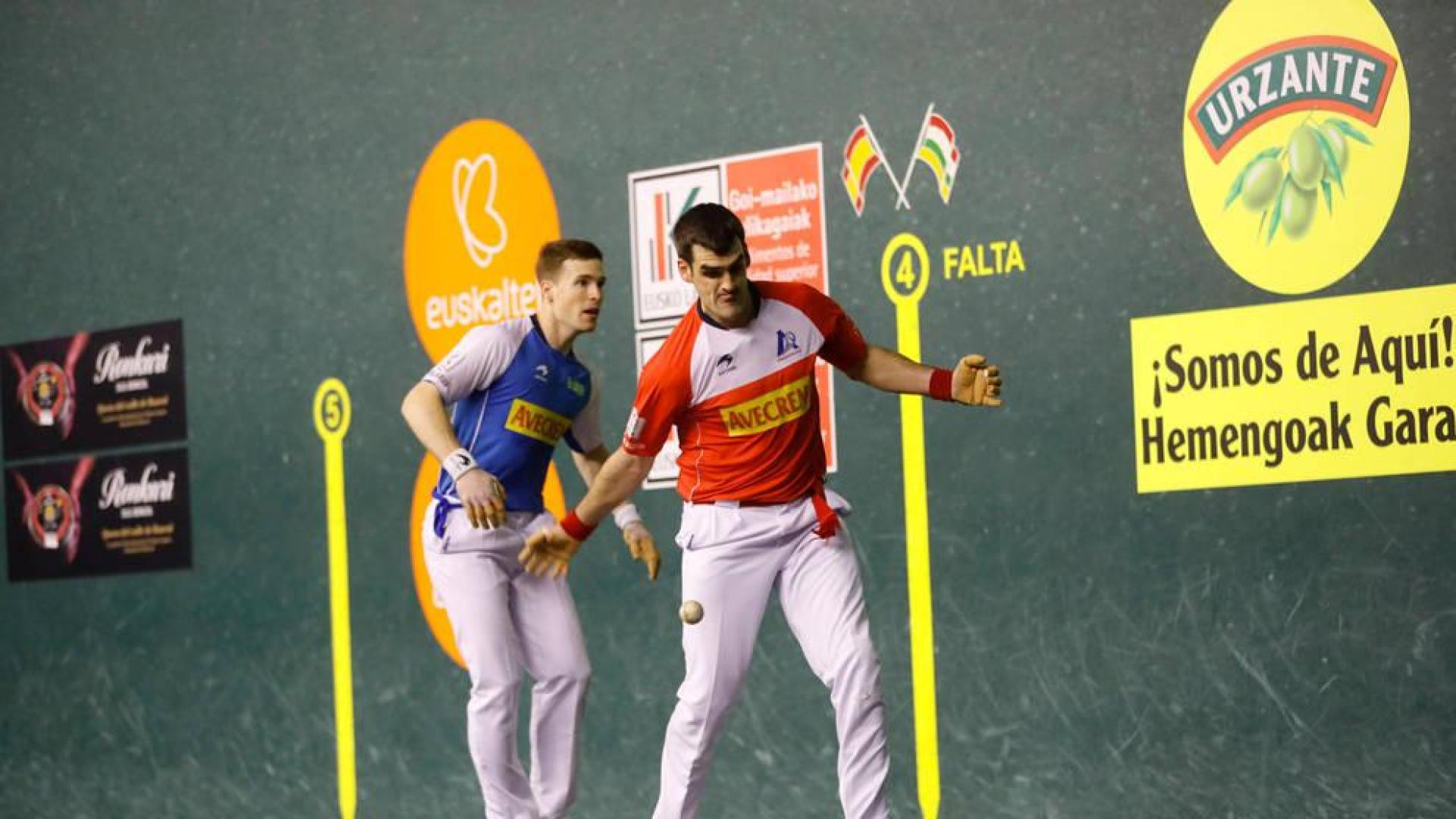 Ezkurdia golpea a una pelota en presencia deArtola durante el partido de este domingo en el Adarraga.