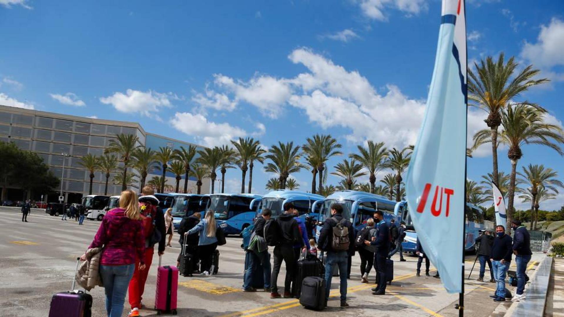 Turistas alemanes, a su llegada al aeropuerto de Palma de Mallorca