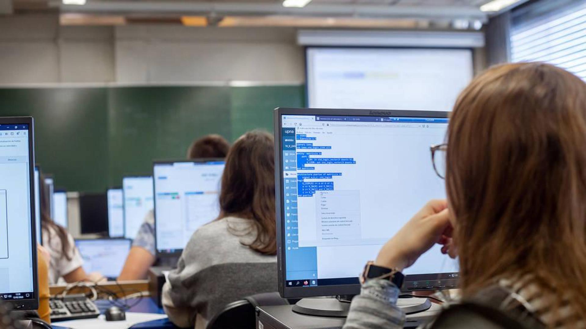 Una de las sesiones de trabajo de los alumnos en el laboratorio remoto de la UPNA