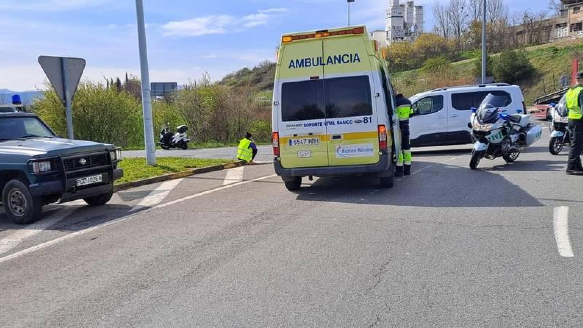 Guardia Civil y servicios de emergencias en el lugar del accidente.