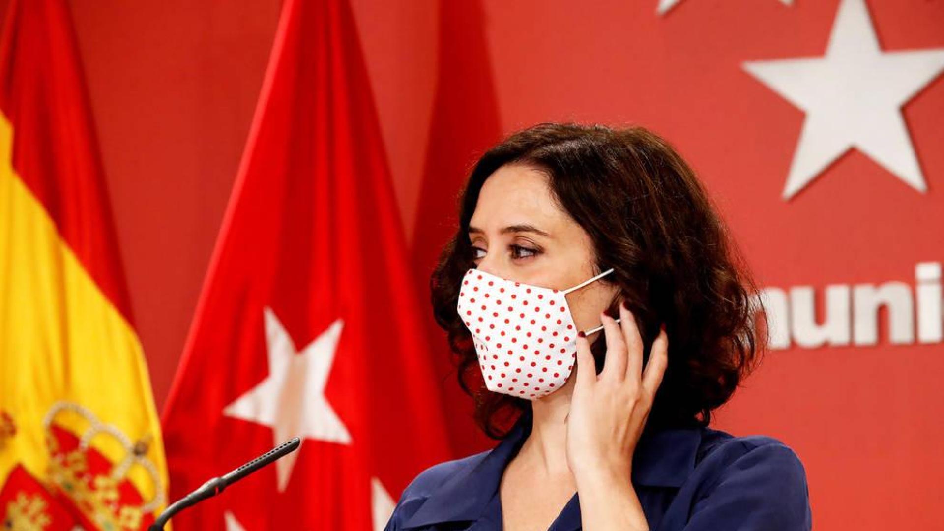 Ayuso lamenta que Sánchez quiera cambiar el país "por la puerta de atrás"