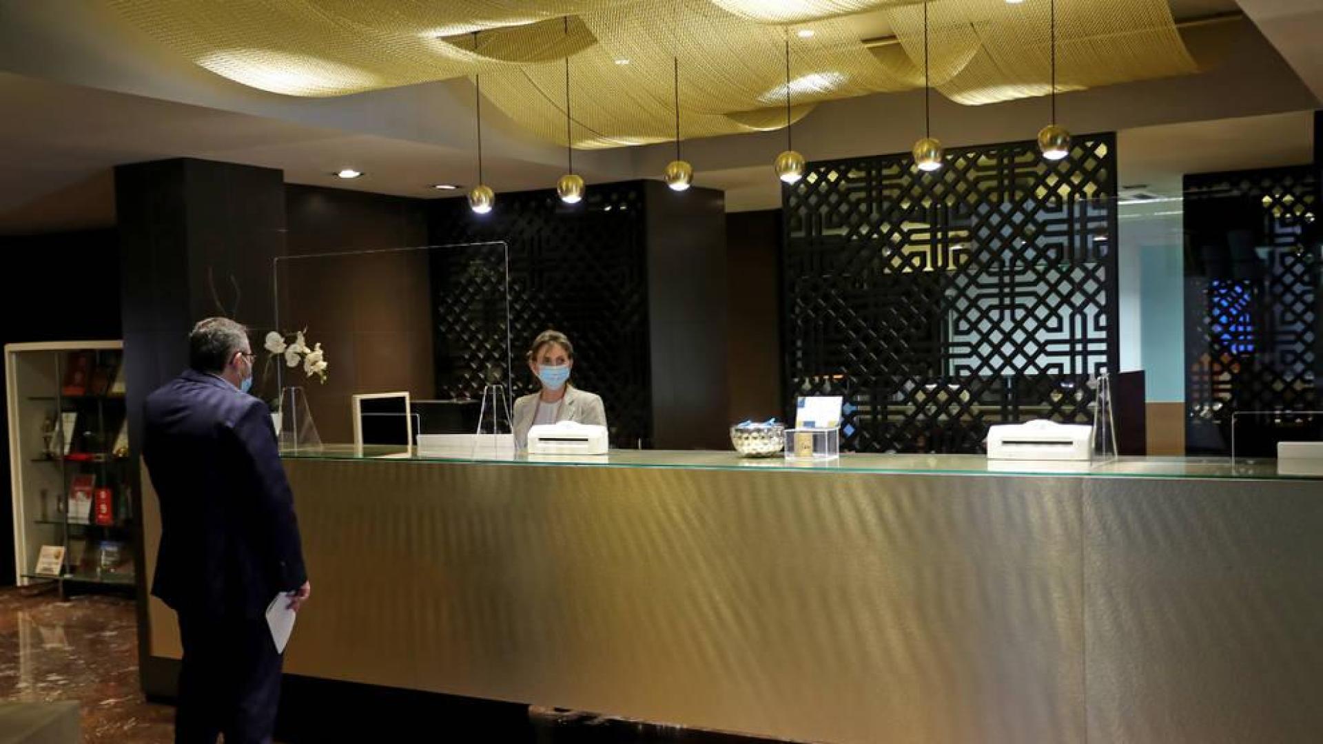 Imagen de la recepción del Hotel Tres Reyes, que reabrió sus puertas a los clientes esta misma semana.