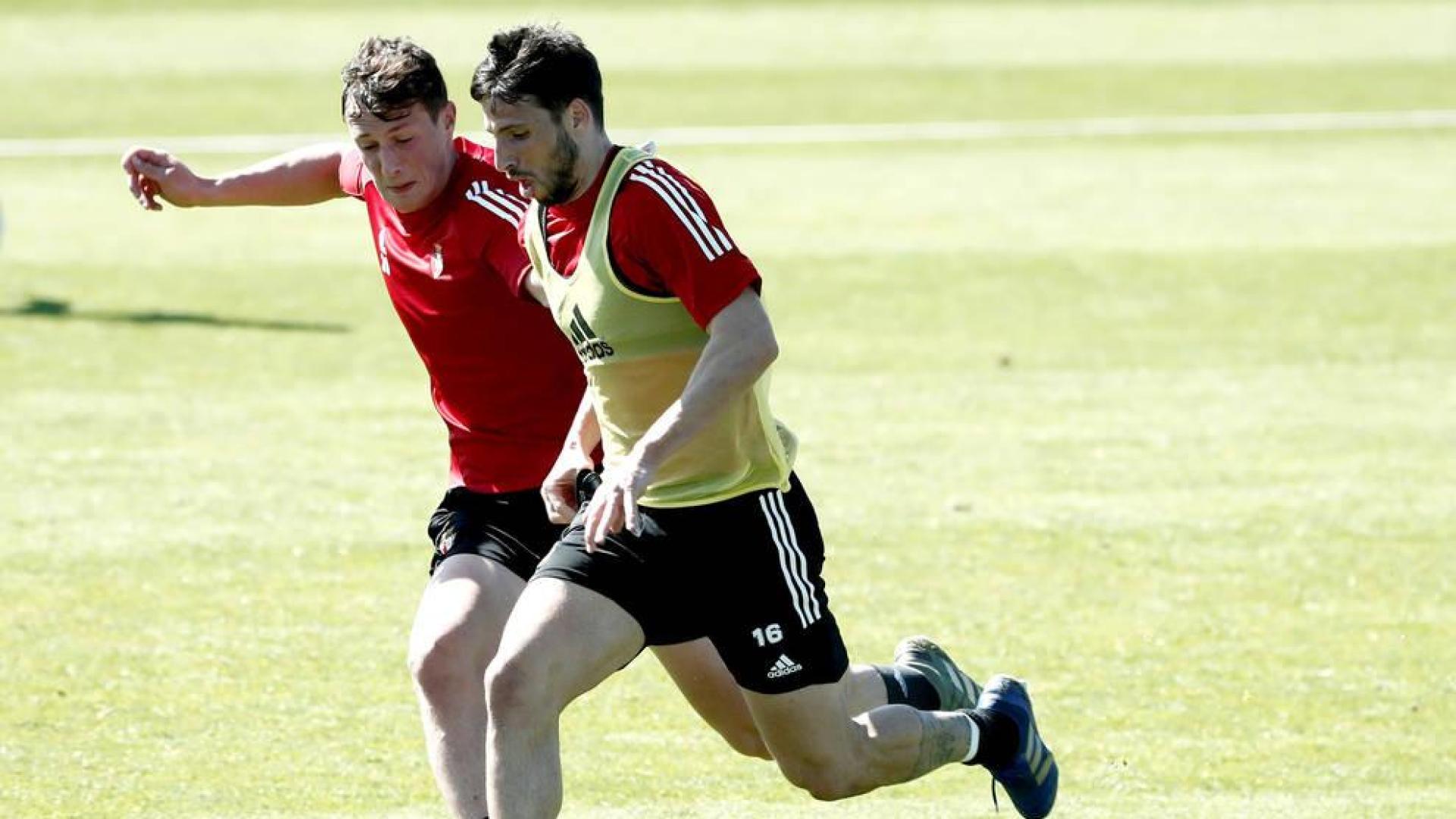 El delantero argentino de Osasuna Jonathan Calleri y el jugador del filial Jorge Herrando, durante el entrenamiento de este martes en Tajonar.