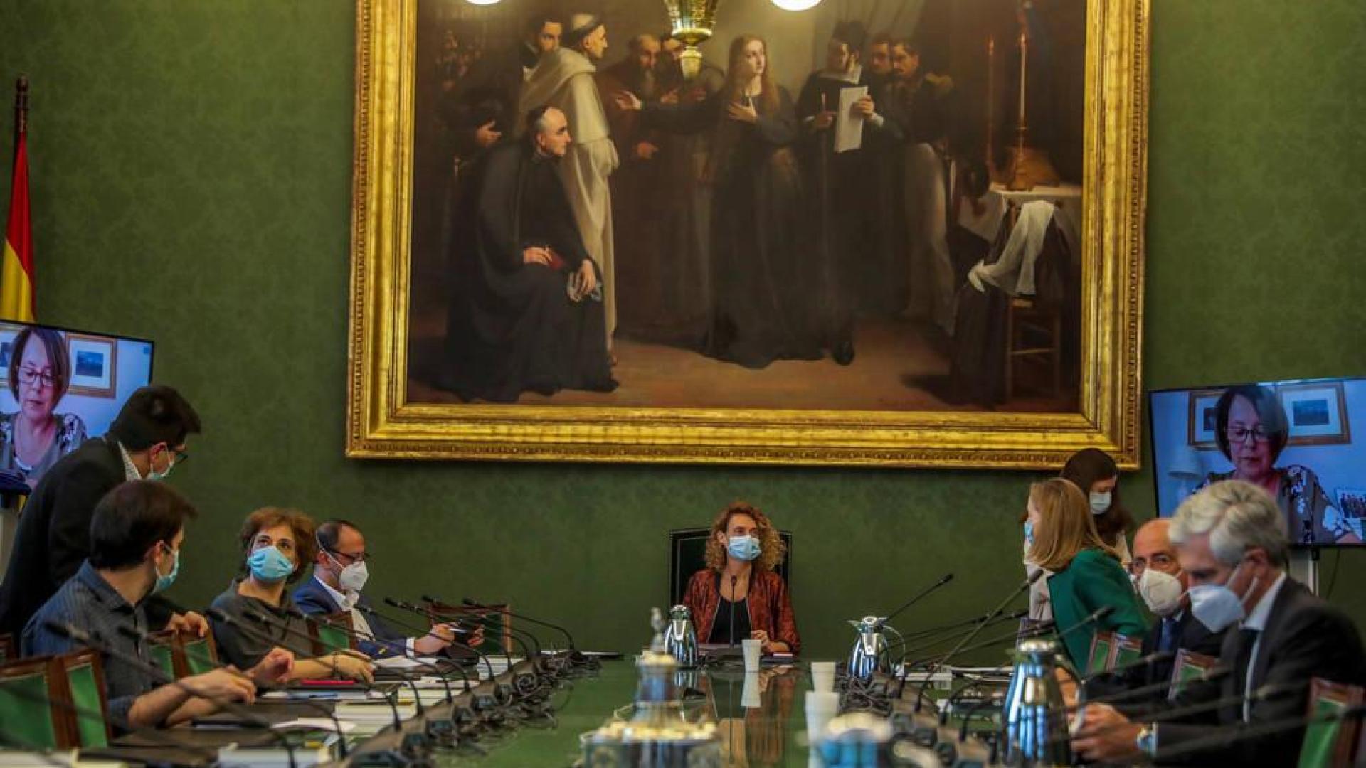 Una reunión de la Mesa del Congreso en la que todos los participantes están con mascarillas