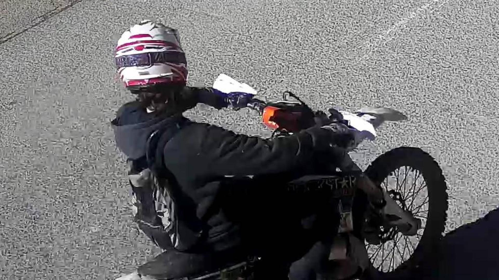 El menor en motocicleta, antes de ser interceptado por la Policía Foral.