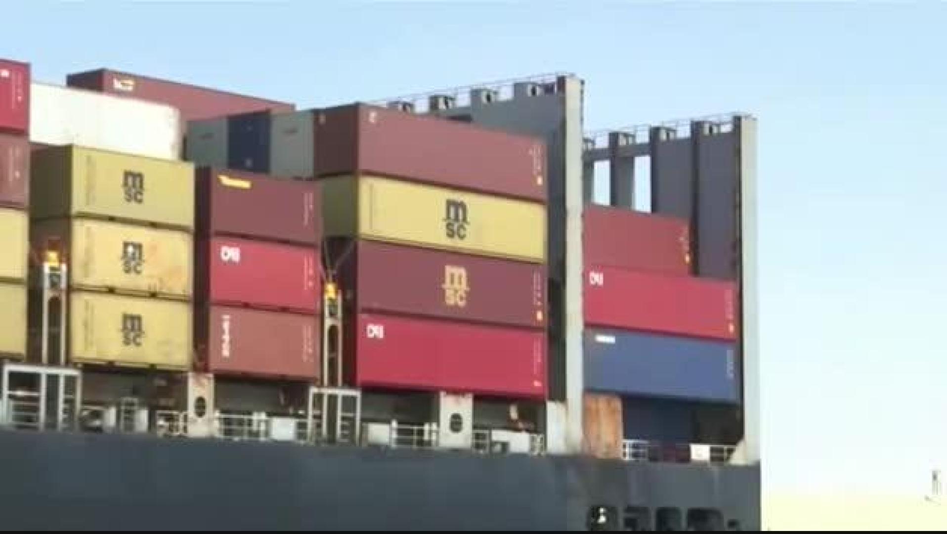 Vídeo del carguero taiwanés que ha encallado en el Canal de Suez