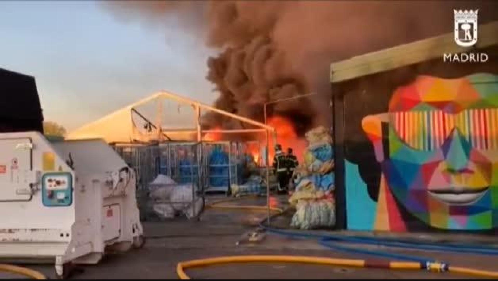 Controlado el incendio en cuatro naves industriales del barrio madrileño de Montecarmelo