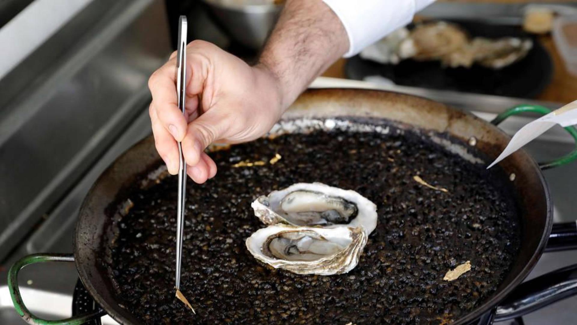 Un chef valenciano registra un arroz cocinado con oro de 24 quilates y ostras