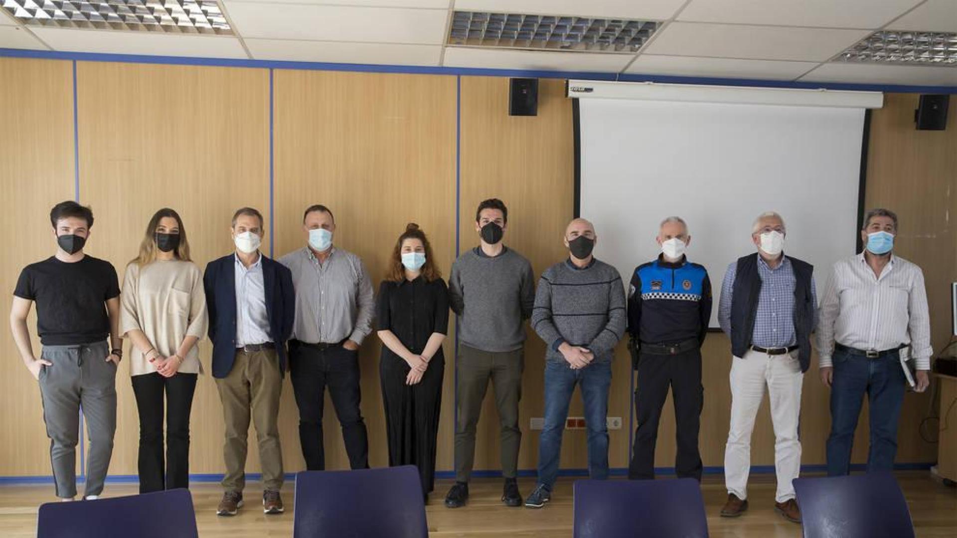 Estudiantes de periodismo junto a las autoridades en el Ayuntamiento de Pamplona.