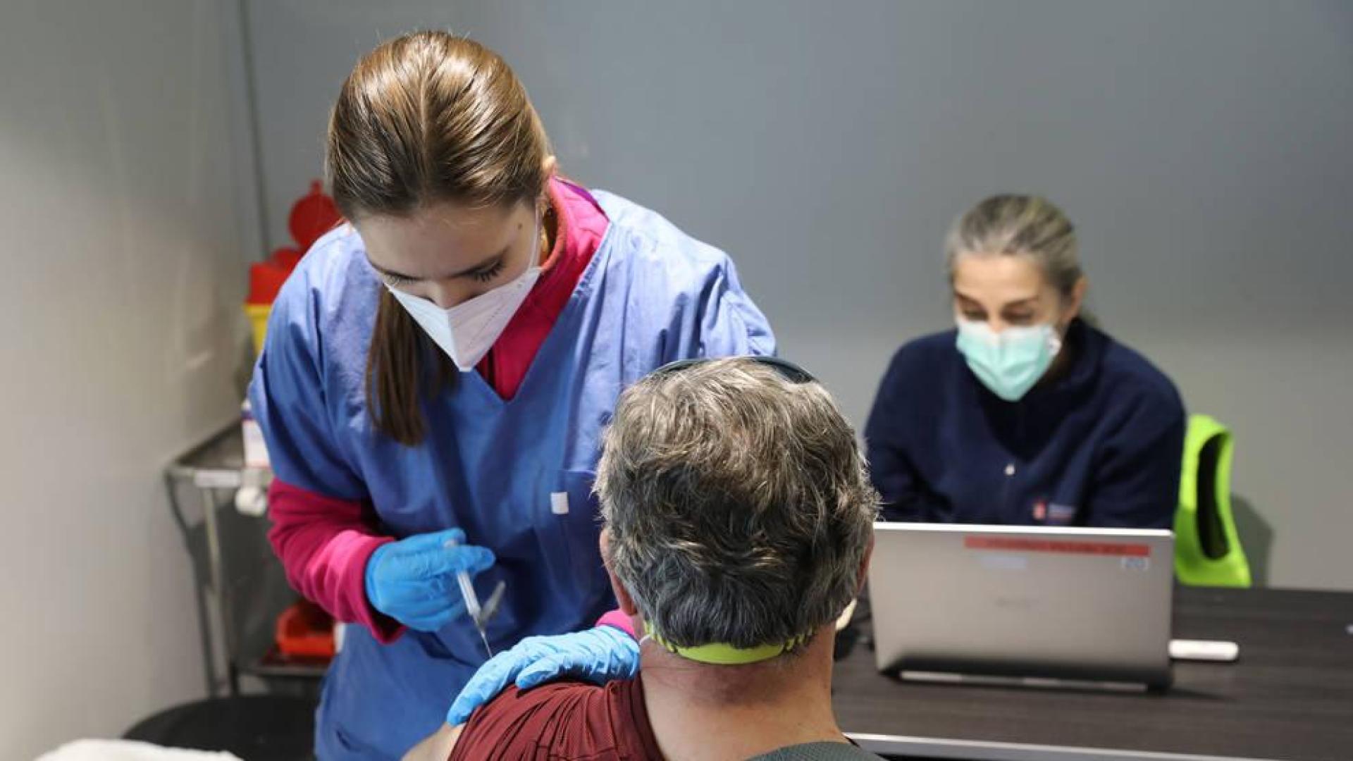 Una sanitaria administra una vacuna de AstraZeneca en las instalaciones de Refena