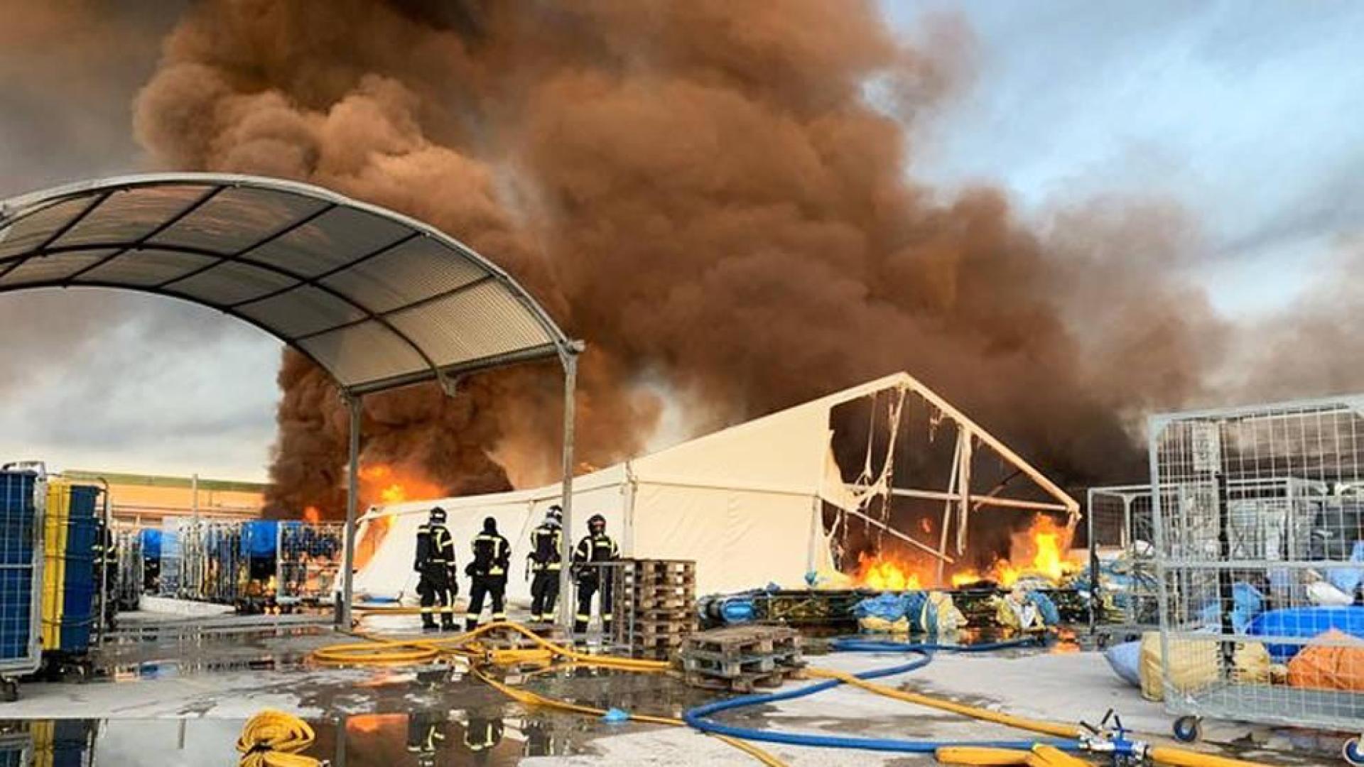 Los bomberos controlan un incendio que ha arrasado dos naves en Madrid