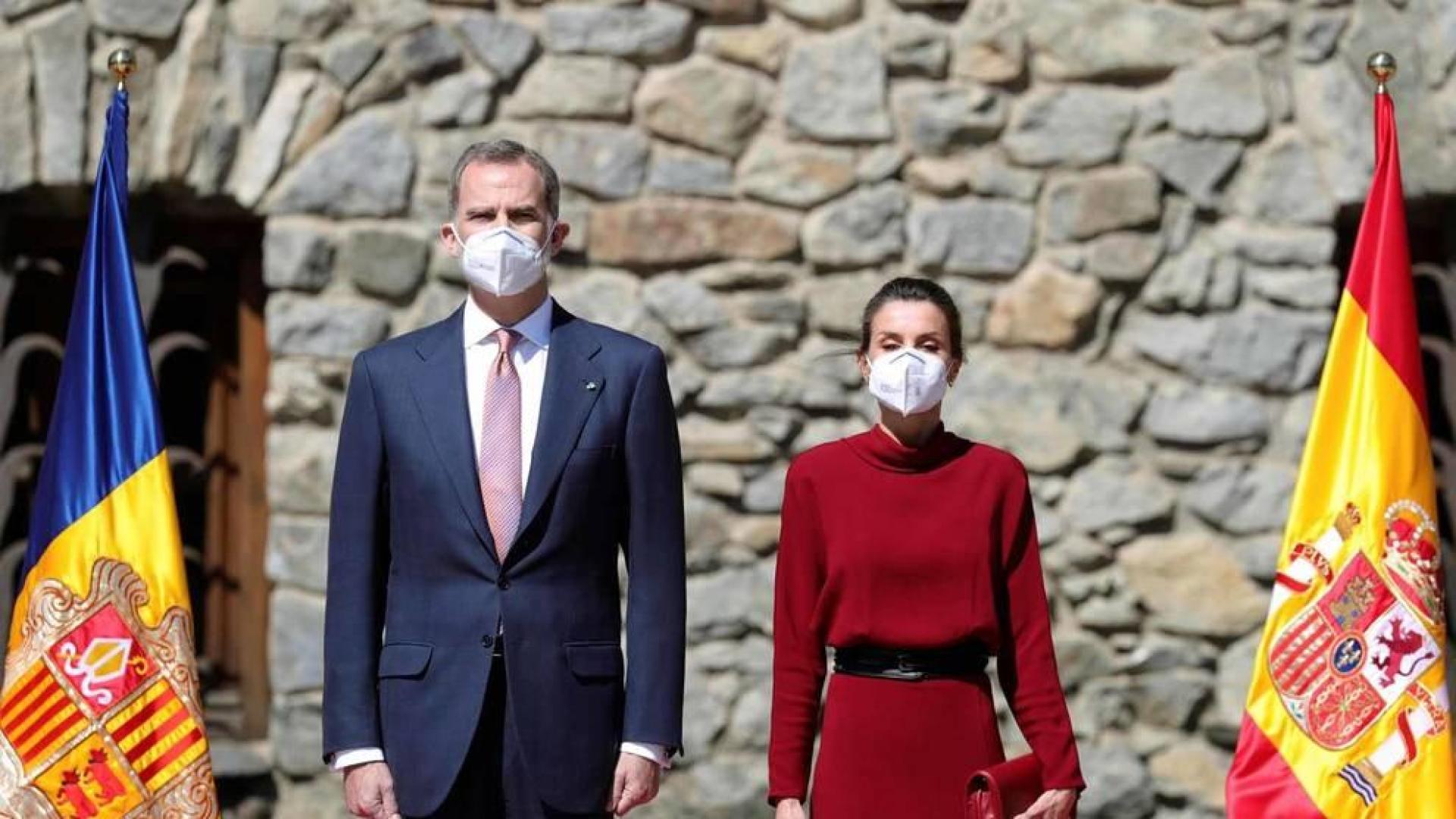 Las máximas autoridades andorranas han recibido este jueves a mediodía a los Reyes Don Felipe y Doña Letizia, de visita oficial en el Principado, donde se recibe por primera vez a un jefe de Estado español.