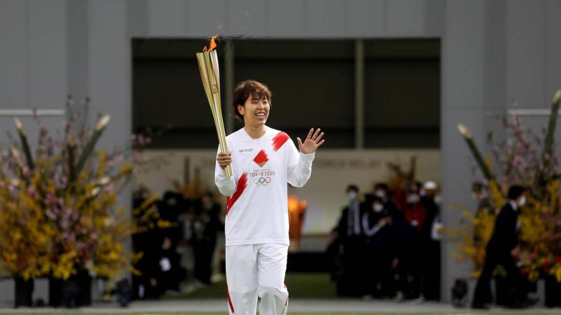 La futbolista Azusa Iwashimizu fue la encargada de prender la antorcha a partir de la llama olímpica