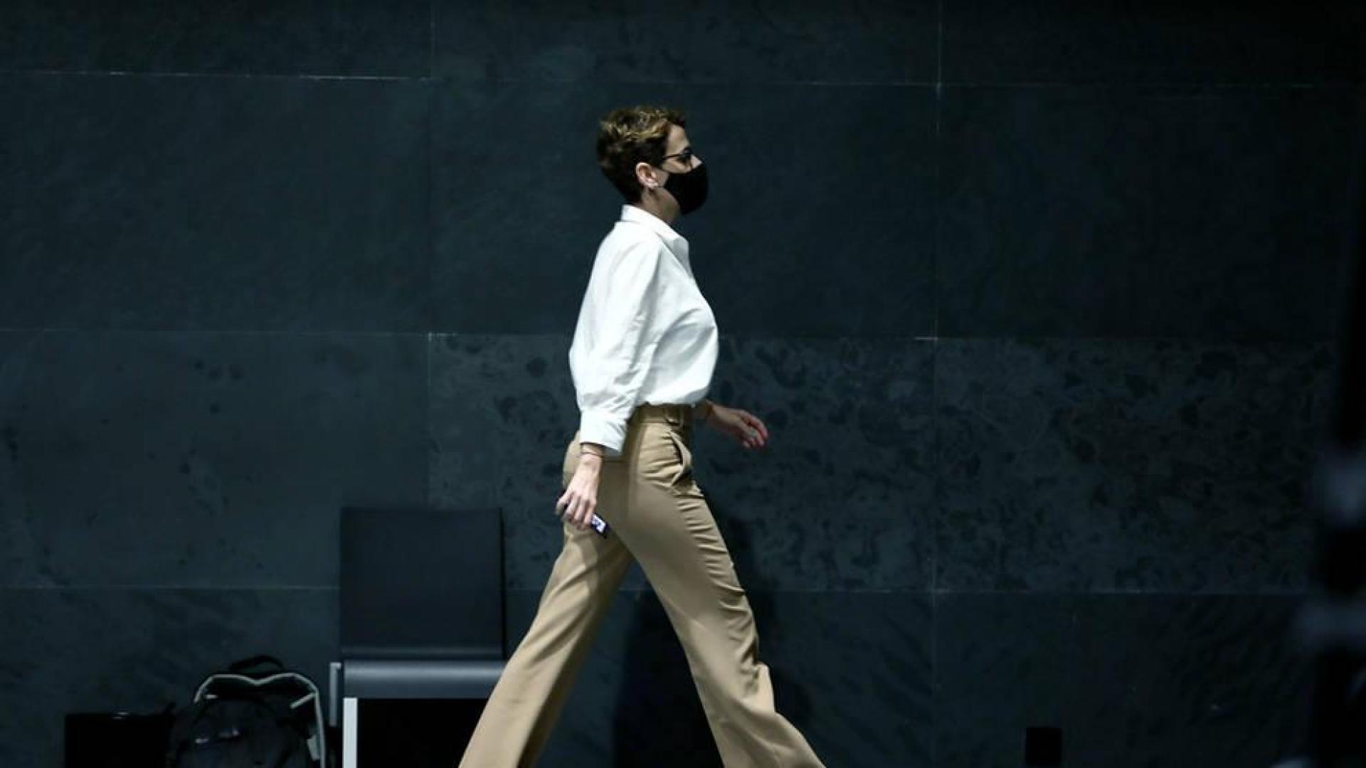 María Chivite, en los pasillos del Parlamento de Navarra.