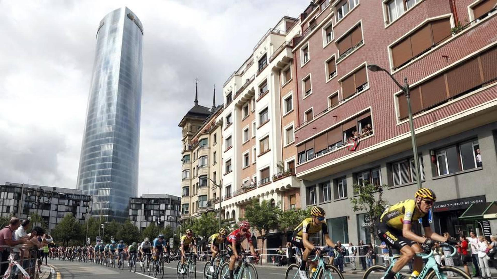 El belga Philippe Gilbert alza los brazos en Bilbao y Roglic sigue de rojo